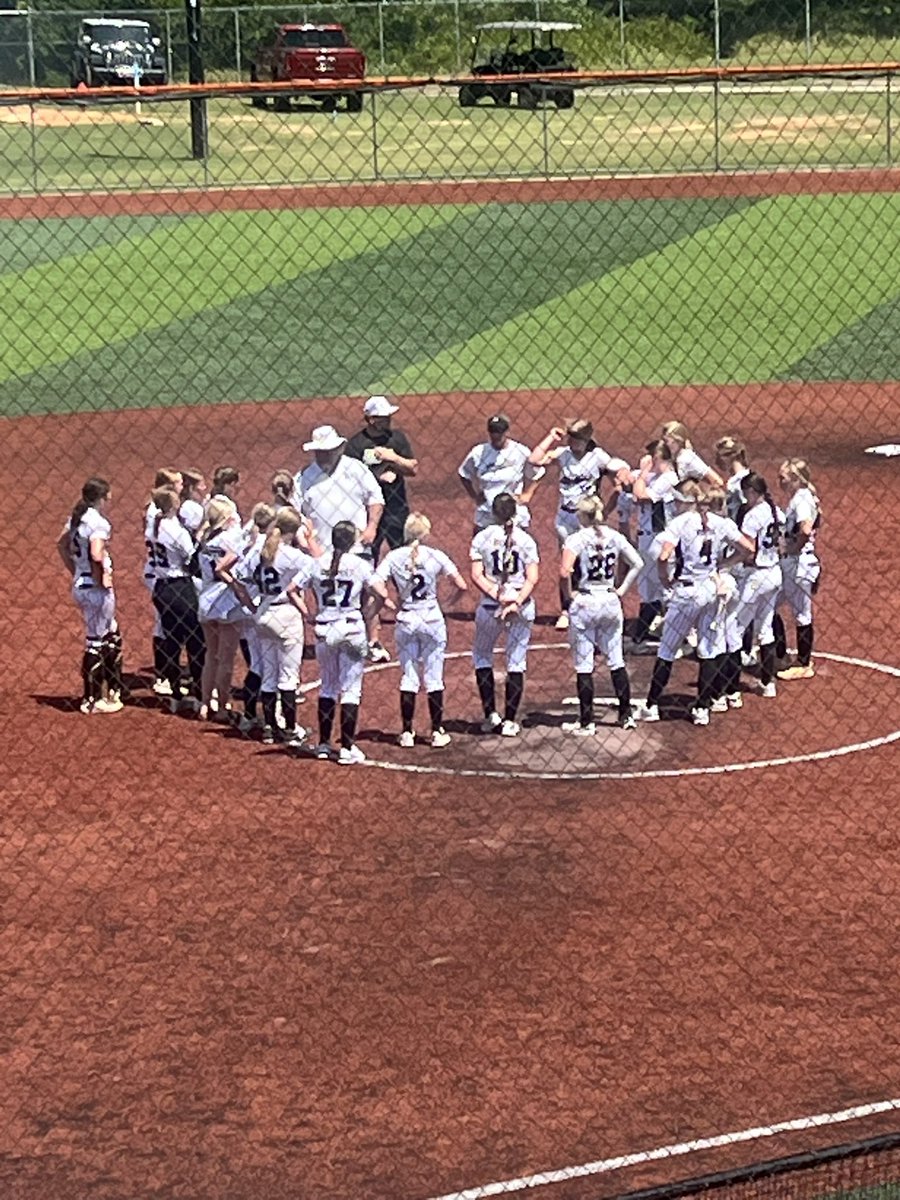 TylerElise10's tweet photo. This weekend we had our three day SoCal organization-wide softball camp! I got great defensive work with Coach Boyd and quality hitting sessions with Coach Hodo. A huge thank you to all the coaches, instructors, and parents that spend their time helping me get better. 

A huge takeaway from this camp was from Coach O, who taught us that softball is just as much as a mental game as it is physically. Learning how to control what I can control, stay confident through adversity, and develop a strong mindset is something I will carry with me throughout my softball career. 

I'm thankful for the opportunity to go to our org camp and I can't wait to put what I learned into the game and get the summer season started! 
@SoCal2029 @BSherSB @ExtraInningSB @KyleParmley @LineDsoftball @IHartFastpitch @LegacyLegendsS1 @Softball_Home @SoftbalAmerica @MaxPreps @CoachHodo @kbcarson17 @CoachOAllZones