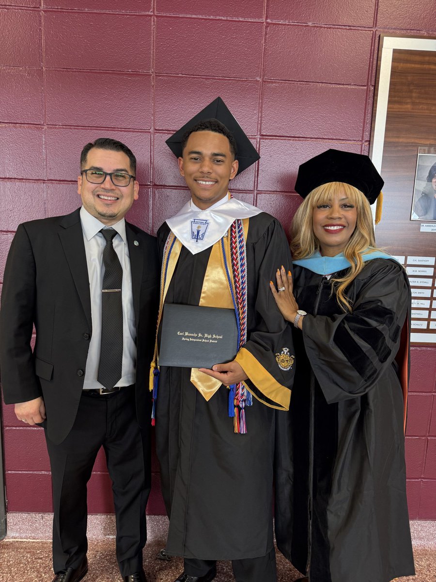 LaTracyHarris's tweet photo. 🎊We’re proud of the Wunsche High School Class of 2026! Thank you for your dedication and spirit. Here’s to new beginnings and bold futures. @SpringISD #WunscheProud #Graduation2026 https://t.co/Qg7e1a5QOz