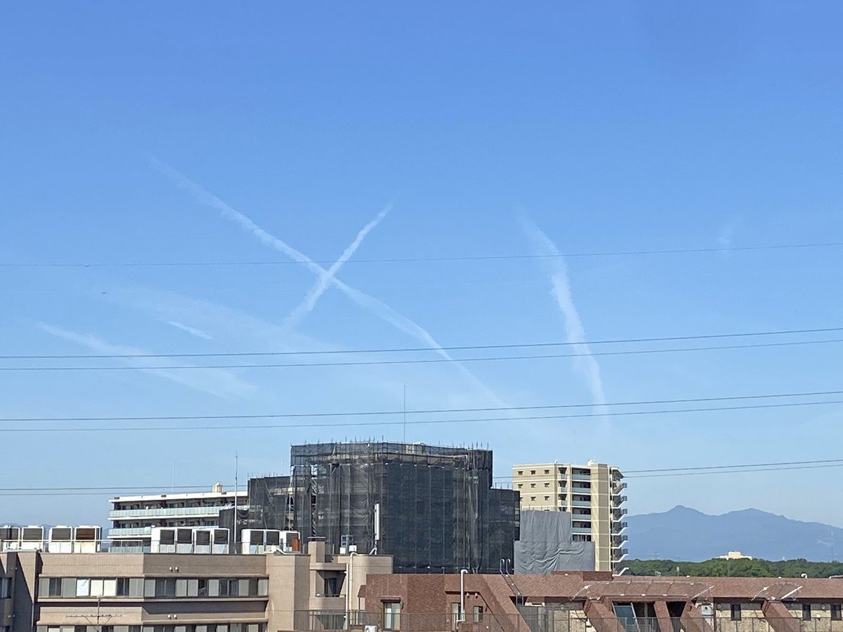 ykscojp's tweet photo. 今日の空は快晴！
ふと見ると、雲がローマ数字の「XI＝11」に見えるような…？
そういえば、今月11日は「入梅」そして「傘の日」。
梅雨が近づくこの季節。
本格的な雨の前に、おうちの健康診断で見つけたい
「3つのSOSサイン」を50秒でチェックしてみませんか？

▼動画でチェック
 https://t.co/SJcgS63G5C
▼ブログでも詳しく解説中
 https://t.co/TYCv5UYZ5z

#所沢 #所沢市 #住まいの点検 #梅雨対策 #雨の日対策 #リフォーム #イマソラ