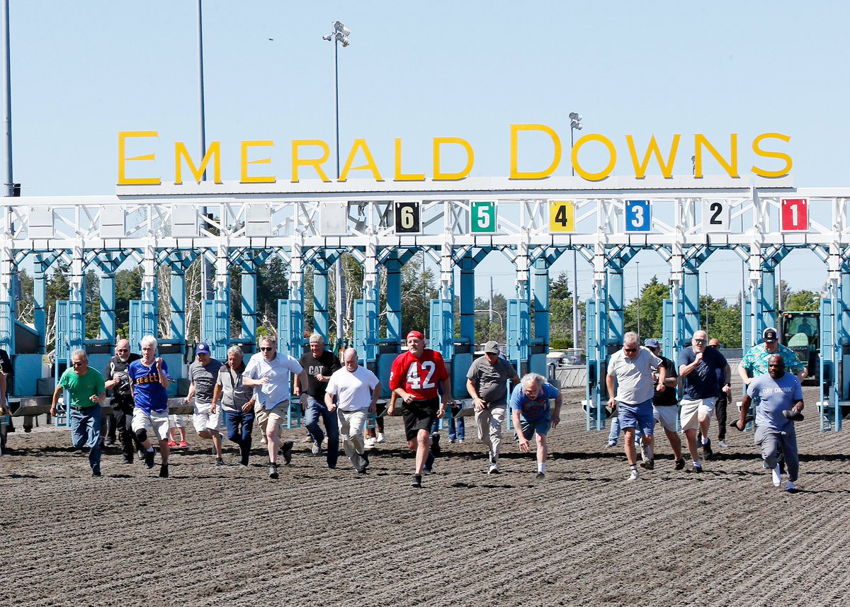 EmeraldDowns's tweet photo. Grandparents Race

Grandpas

Early spill in the 40-yard dash

Everyone survived in the 4th running of the Grandparents Races at Emerald Downs https://t.co/t0Aq3ICeYD