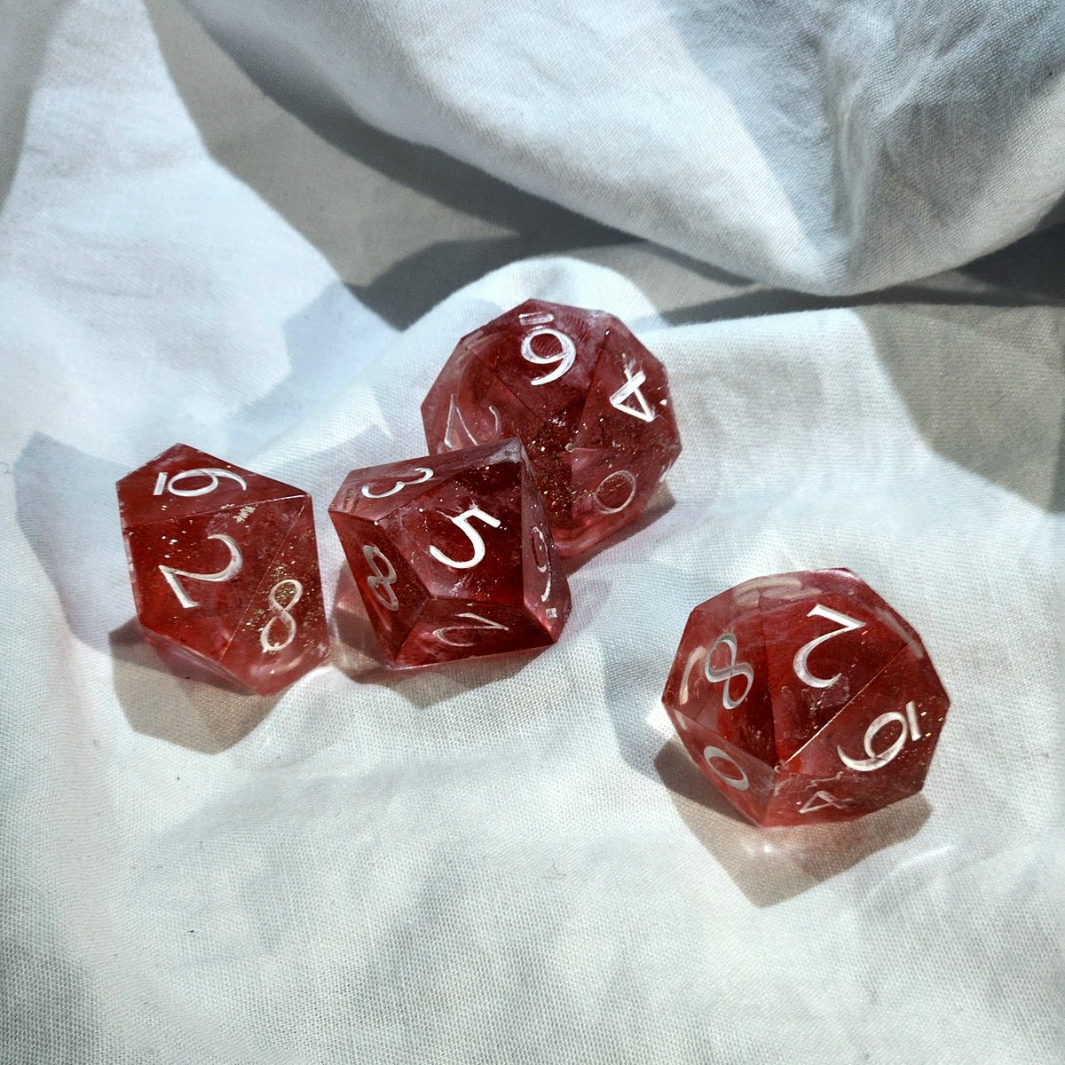 Star__creation's tweet photo. [Resin Art] Bloody Mary♥️

* DICE

(Concept: antique, 🩸, #커미션 #TRPG #ハンドメイド )

#Chess_space
- 𝙲𝚘𝚖𝚖𝚒𝚜𝚜𝚒𝚘𝚗 _ https://t.co/UZ2VVDy9dU