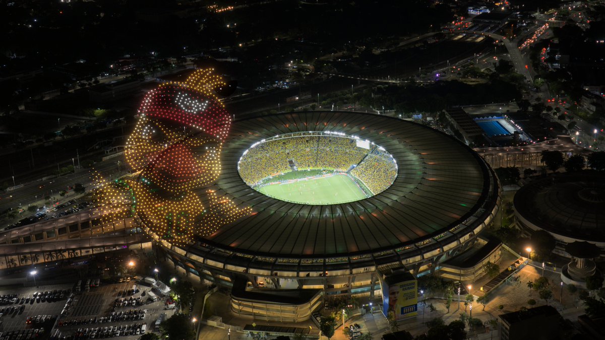 iFood's tweet photo. A SELFIE DO CANARINHO EM PRIMEIRA MÃO PRA VOCÊS, direto do Maracanã!!! #iFoodÉDoBrasil https://t.co/woIB9TdsAO