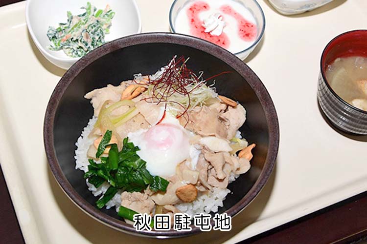 NeaAdminpr's tweet photo. 今月の同仲釜飯のテーマは「地元愛溢れる創作メニュー」
第10回は、弘前駐屯地ご当地メニューの「じょっぱり丼」でした。
「じょっぱり」とは津軽弁で「意地っ張り」や「頑固者」を指す言葉ですが、そんな津軽人のこだわりを詰め込んだ
逸品です。青森県民なら一家に1本常備必須の焼肉のたれ、通称「源たれ」で味付けした豚肉に、おろしニンニク、
フライドガーリックをマシマシトッピング！にんにく生産量日本一の青森県が贈る禁断×背徳ミリ飯に中毒性MAX
次回6月11日（木）は、多賀城駐屯地ご当地メニューです。新鮮な魚を使用したマル秘メニューを提供予定！
お楽しみに!
「おなかまめしが食べられるのは、東北方だけ!」「そうだ、おなかまめしを食べに行こう!」
#自衛隊 #陸上自衛隊 #おなかまめし #ミリ飯（ハッシュタグ）