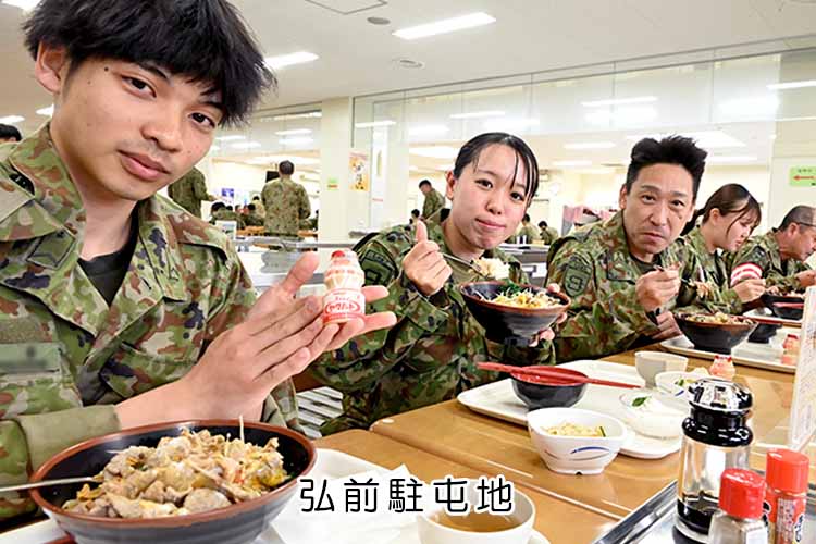 NeaAdminpr's tweet photo. 今月の同仲釜飯のテーマは「地元愛溢れる創作メニュー」
第10回は、弘前駐屯地ご当地メニューの「じょっぱり丼」でした。
「じょっぱり」とは津軽弁で「意地っ張り」や「頑固者」を指す言葉ですが、そんな津軽人のこだわりを詰め込んだ
逸品です。青森県民なら一家に1本常備必須の焼肉のたれ、通称「源たれ」で味付けした豚肉に、おろしニンニク、
フライドガーリックをマシマシトッピング！にんにく生産量日本一の青森県が贈る禁断×背徳ミリ飯に中毒性MAX
次回6月11日（木）は、多賀城駐屯地ご当地メニューです。新鮮な魚を使用したマル秘メニューを提供予定！
お楽しみに!
「おなかまめしが食べられるのは、東北方だけ!」「そうだ、おなかまめしを食べに行こう!」
#自衛隊 #陸上自衛隊 #おなかまめし #ミリ飯（ハッシュタグ）