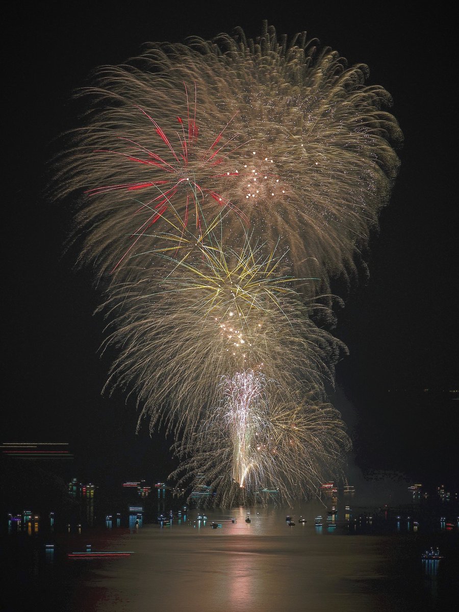 marukyudou's tweet photo. おはようございます。
今日から6月ですね！

先週土曜日に開催された鞆の浦の花火大会へ今年も行くことができました😊少し遠くからですが四国をバックに上がる花火はとても綺麗でした✨

今月も引き続きよろしくお願い致します。 https://t.co/5Bpgg4SJnp