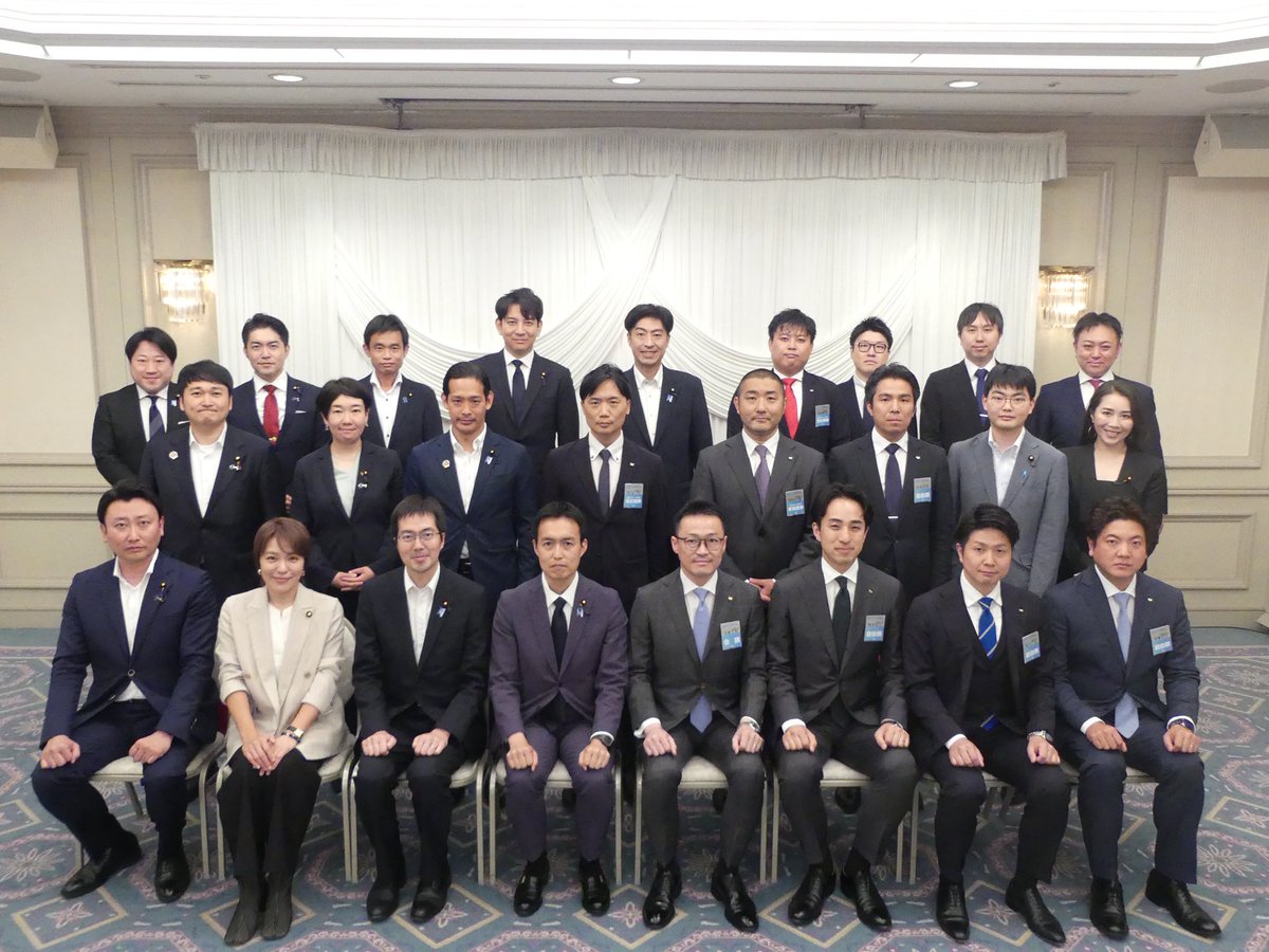 seinenkyoku's tweet photo. 5月25日、日本青年会議所との意見交換会を開催しました。

平沼正二郎青年局長は「現場の最前線で地域の経済活動を牽引していただいている皆様方と意見交換させていただき、強く豊かな日本列島を作っていきたい」と呼びかけました。
加藤大将日本青年会議所会頭からは
「本年度の青年会議所は“真の心が生み出す幸せな国日本へ”を基本理念に掲げて全国で多岐にわたる運動を展開している」とご紹介いただき、基本理念の実現に向けた今後の一層の連携深化が呼びかけられました。

意見交換では、レジリエンスの強化に向けた取組みや、学生を対象とした主権者意識の向上などの取組みについて説明を受けました。