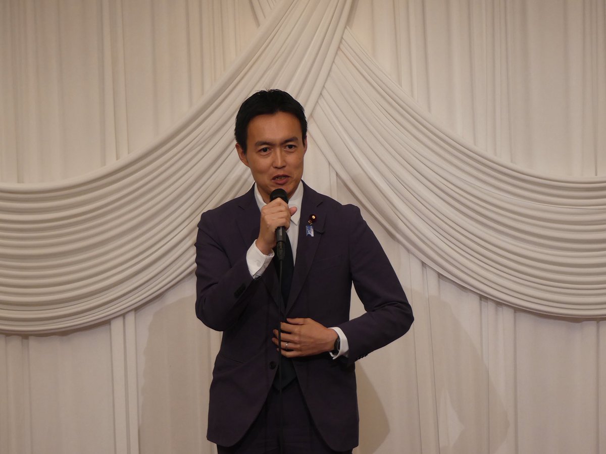 seinenkyoku's tweet photo. 5月25日、日本青年会議所との意見交換会を開催しました。

平沼正二郎青年局長は「現場の最前線で地域の経済活動を牽引していただいている皆様方と意見交換させていただき、強く豊かな日本列島を作っていきたい」と呼びかけました。
加藤大将日本青年会議所会頭からは
「本年度の青年会議所は“真の心が生み出す幸せな国日本へ”を基本理念に掲げて全国で多岐にわたる運動を展開している」とご紹介いただき、基本理念の実現に向けた今後の一層の連携深化が呼びかけられました。

意見交換では、レジリエンスの強化に向けた取組みや、学生を対象とした主権者意識の向上などの取組みについて説明を受けました。