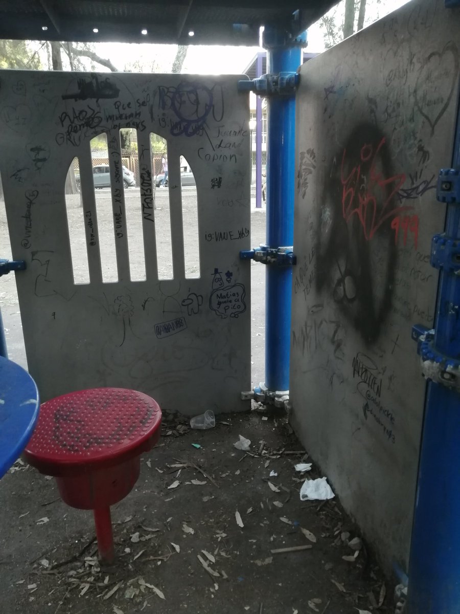 gusdelrazo's tweet photo. Hoy acudí a llevar a mis hijos a parque central ubicado en medio de Paseos de Churubusco, siendo una colonia "residencial" y aunque no lo fuera, es increíble que tengan las áreas así. Añadiendo que hay gente drogándose y paseando en moto DENTRO DEL PARQUE!!  @Alc_Iztapalapa https://t.co/N2NfgeS9p9