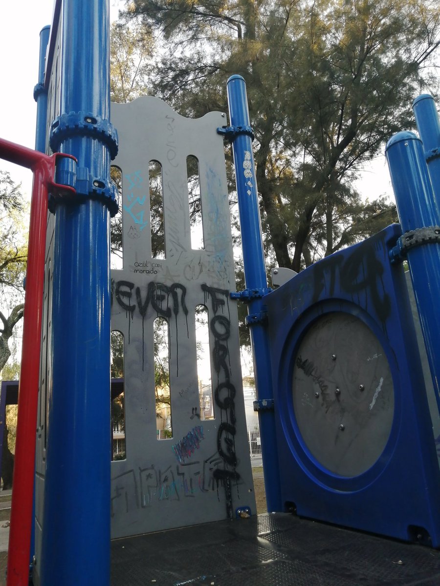 gusdelrazo's tweet photo. Hoy acudí a llevar a mis hijos a parque central ubicado en medio de Paseos de Churubusco, siendo una colonia "residencial" y aunque no lo fuera, es increíble que tengan las áreas así. Añadiendo que hay gente drogándose y paseando en moto DENTRO DEL PARQUE!!  @Alc_Iztapalapa https://t.co/N2NfgeS9p9