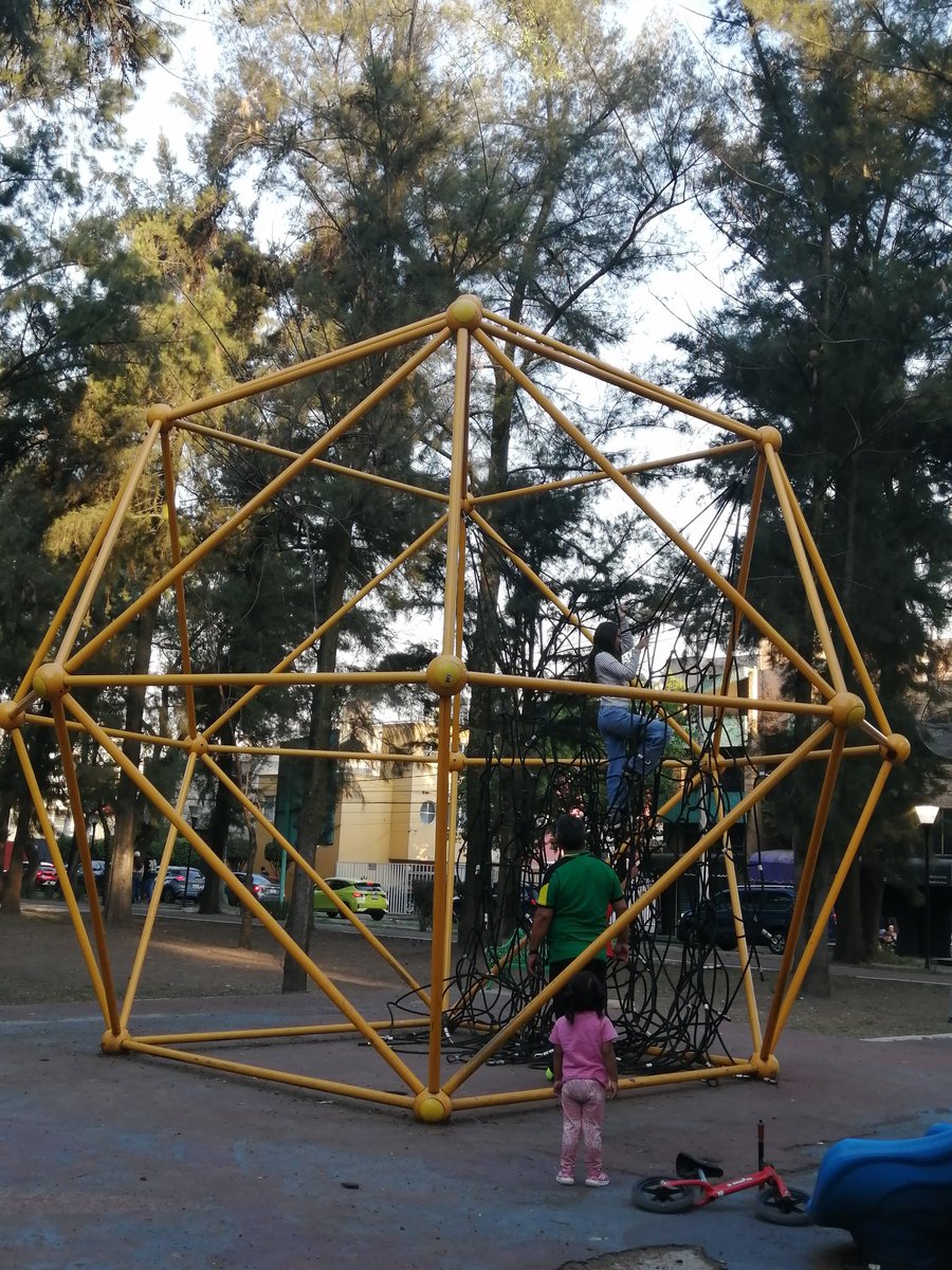 gusdelrazo's tweet photo. Hoy acudí a llevar a mis hijos a parque central ubicado en medio de Paseos de Churubusco, siendo una colonia "residencial" y aunque no lo fuera, es increíble que tengan las áreas así. Añadiendo que hay gente drogándose y paseando en moto DENTRO DEL PARQUE!!  @Alc_Iztapalapa https://t.co/N2NfgeS9p9