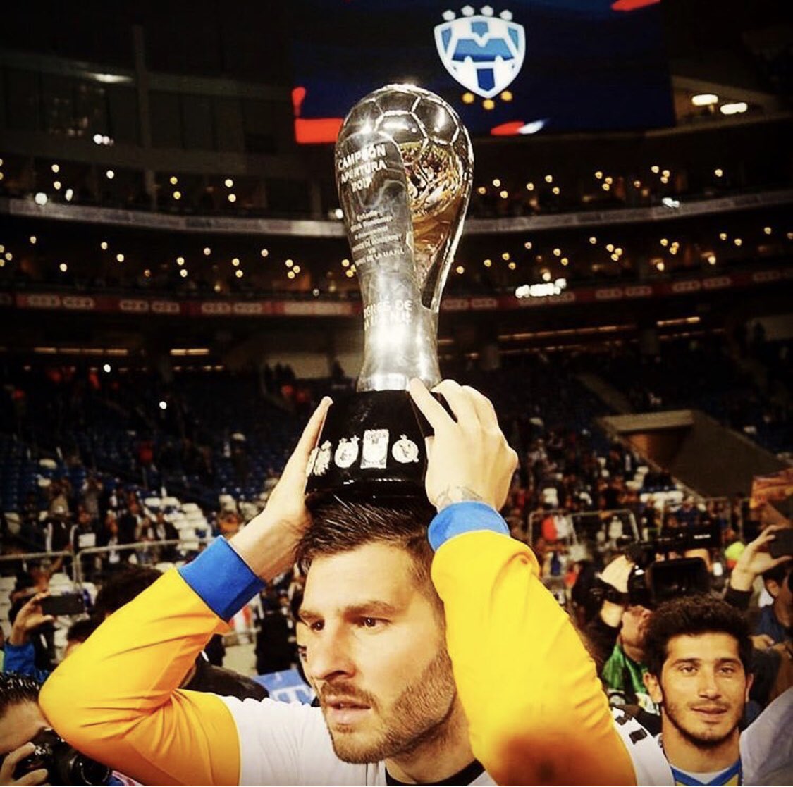 cococrazy9's tweet photo. @rooquismo 

Esta foto quedara grabada por siempre
...
Se va con mas titulos que rayados
Se va con una final de MDC
Se va con una final de LIBERTADORES
Se va con titulos de goleo
Se va como el que corrio a tecnicos y jugadores rayados...

Se va por la puerta grande .... https://t.co/qU6s7jRxSk