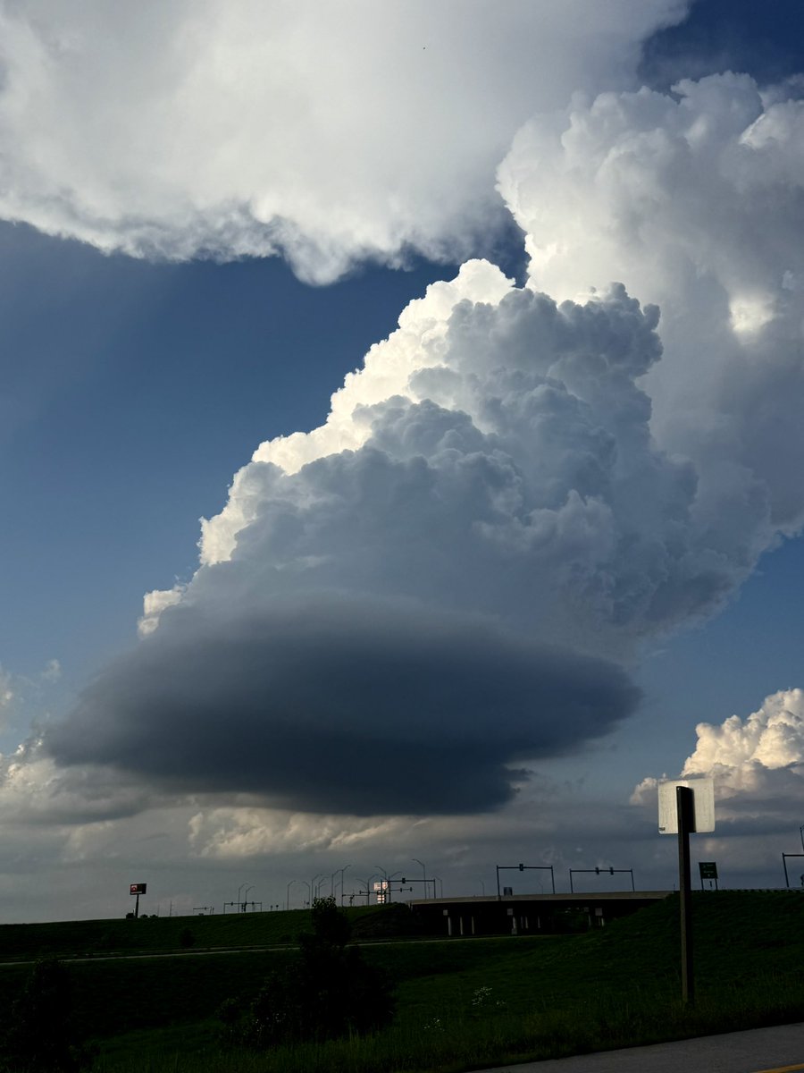 Jacob_Wx3's tweet photo. 7:35pm: storms developing near Gardner, KS 
@fox4wx https://t.co/dYG83tdfPS