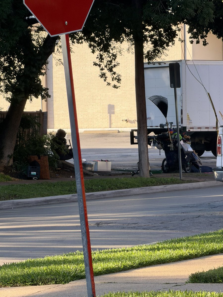 SlumsHighland's tweet photo. #dallas Has turned into LA. IDK how we can be a great city when we allow this to happen. This alley fills up every night and they get their drugs and get high and leave it trashed. @DallasMayor touts minor accomplishments like bringing big businesses to our burbs but ignores this. We need our own @spencerpratt. @KBTDallasCM #fifa is here and you’ve dropped the ball. @caraathome @ridleyfordallas @JesseForDallas @ChadWestDallas @DallasPD @willcain @wfaa @FIFAcom @FIFAWorldCup @dallasenfuego @DallasExpress @GregAbbott_TX @KenPaxtonTX