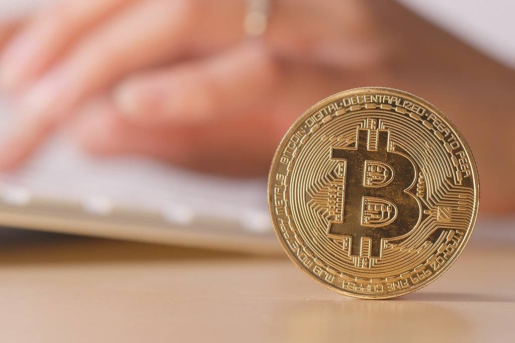 bonganitheo20's tweet photo. Bitcoin’s major holders halt buys as demand slows: CryptoQuant Major Bitcoin holders are slowing purchases as market demand weakens, according to CryptoQuant. Whale wallets holding 1,000–10,000 BTC have shifted into negative annual balance growth, marking the sharpest contraction https://t.co/mP3oaxGKMA