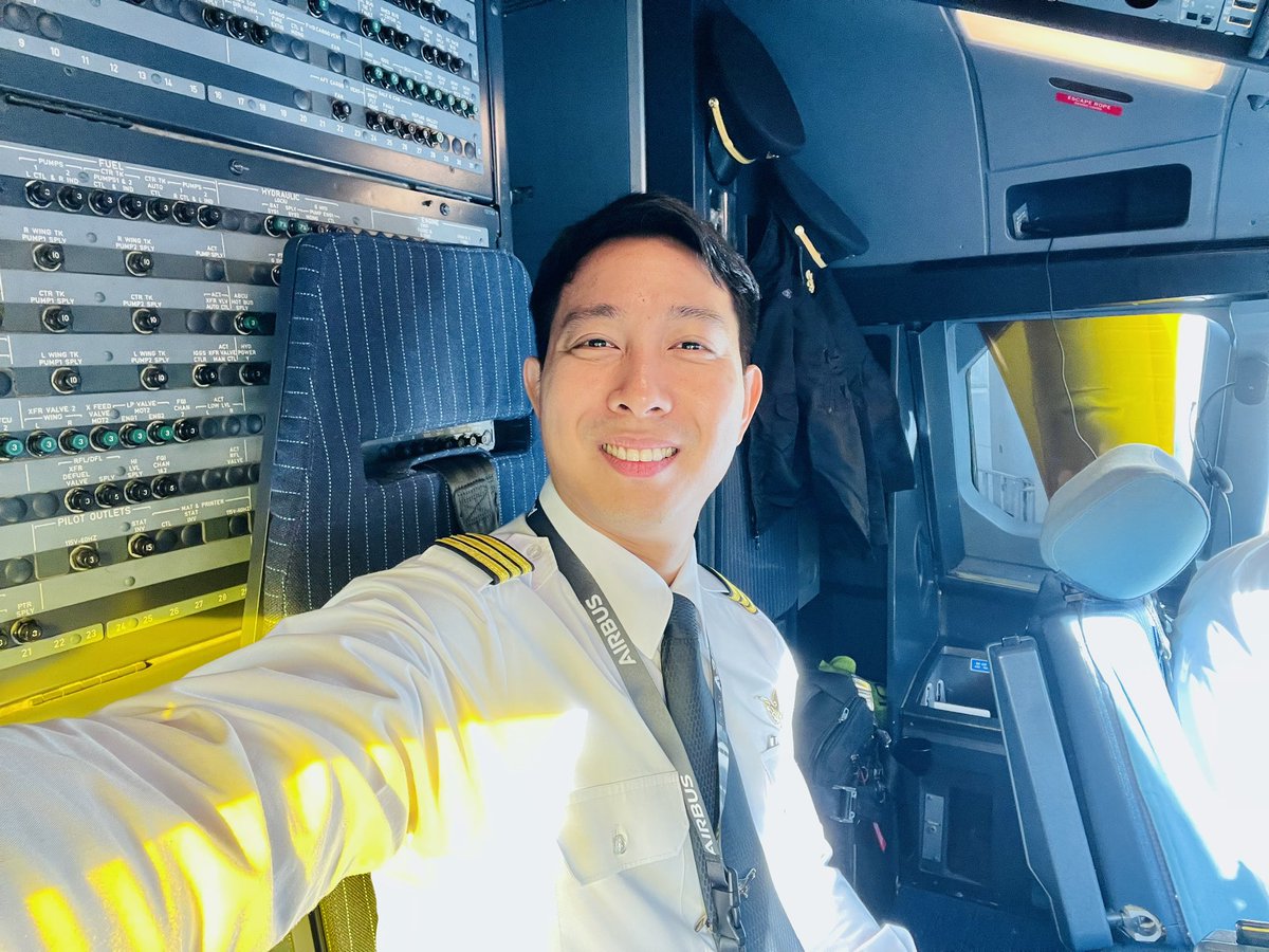 KritchakonT's tweet photo. บินเช้าบ้าง เด๋วชาวบ้านสงสัย ✈️ เดือนนี้ 7 แขก รัวๆไปฮะ 😁🤟🥳  #ArcPilotLife  #Thiaairways  #A320  #THAIpilot https://t.co/mbSeX2R3Ld