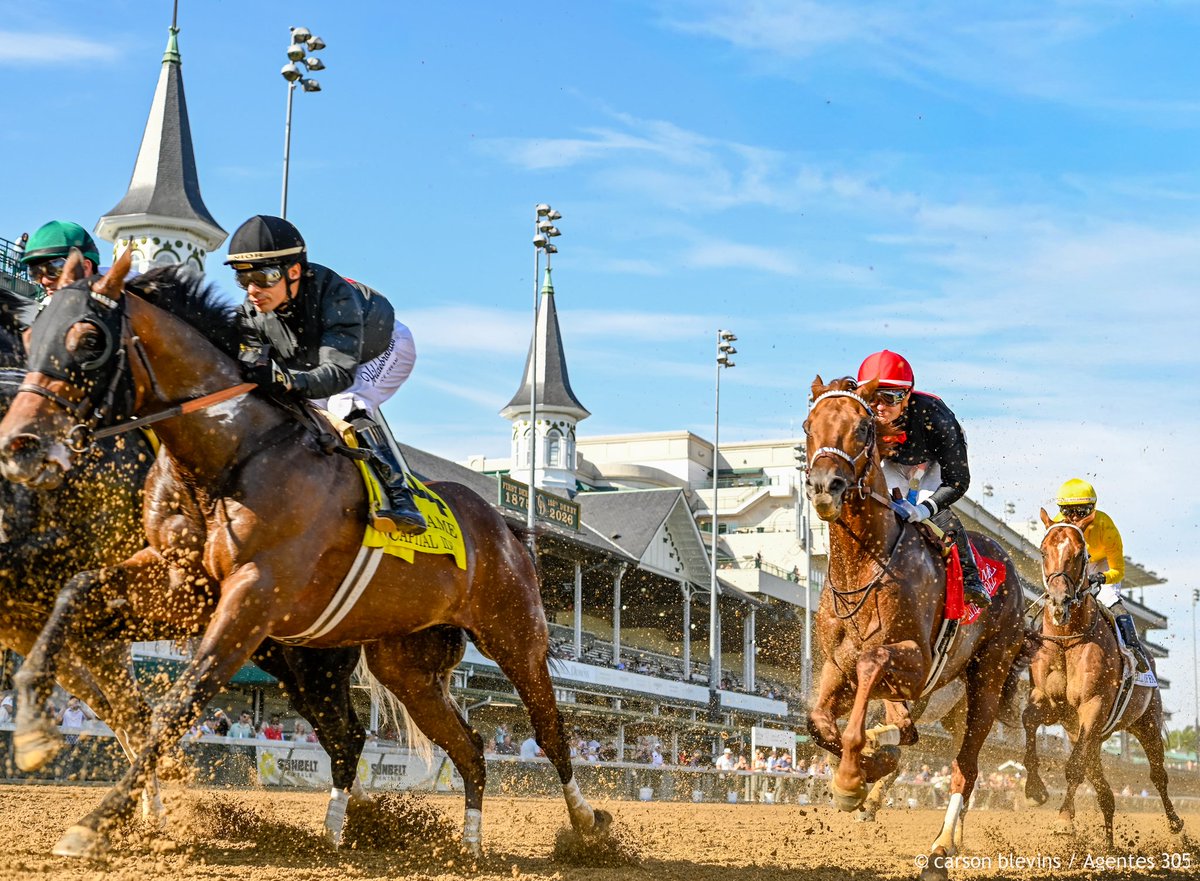 roguewolf007's tweet photo. who needs a belmont at 'toga when you've got a G3 Matt Winn at home??

this is not the intended remote shot, but it gave me a good idea for sunday 💡

i thought @JuniorandKellyA in the black silks next to the spire looked awesome, so i shared it here in the infamous 'Peanut Gallery' 😊🏇📷
