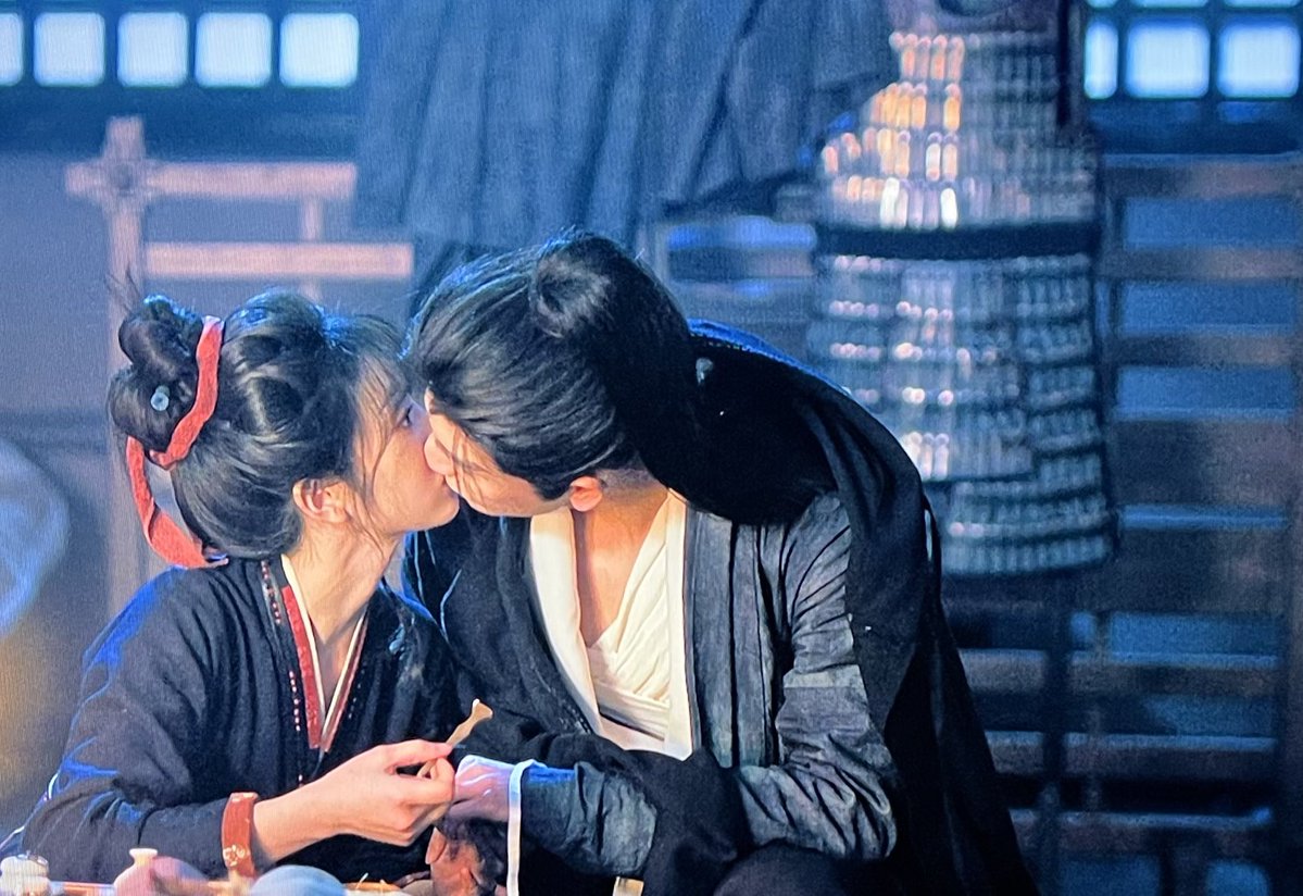 Their kisses are legendary.♥️ #TianXiwei #ZhangLinghe #PursuitofJade