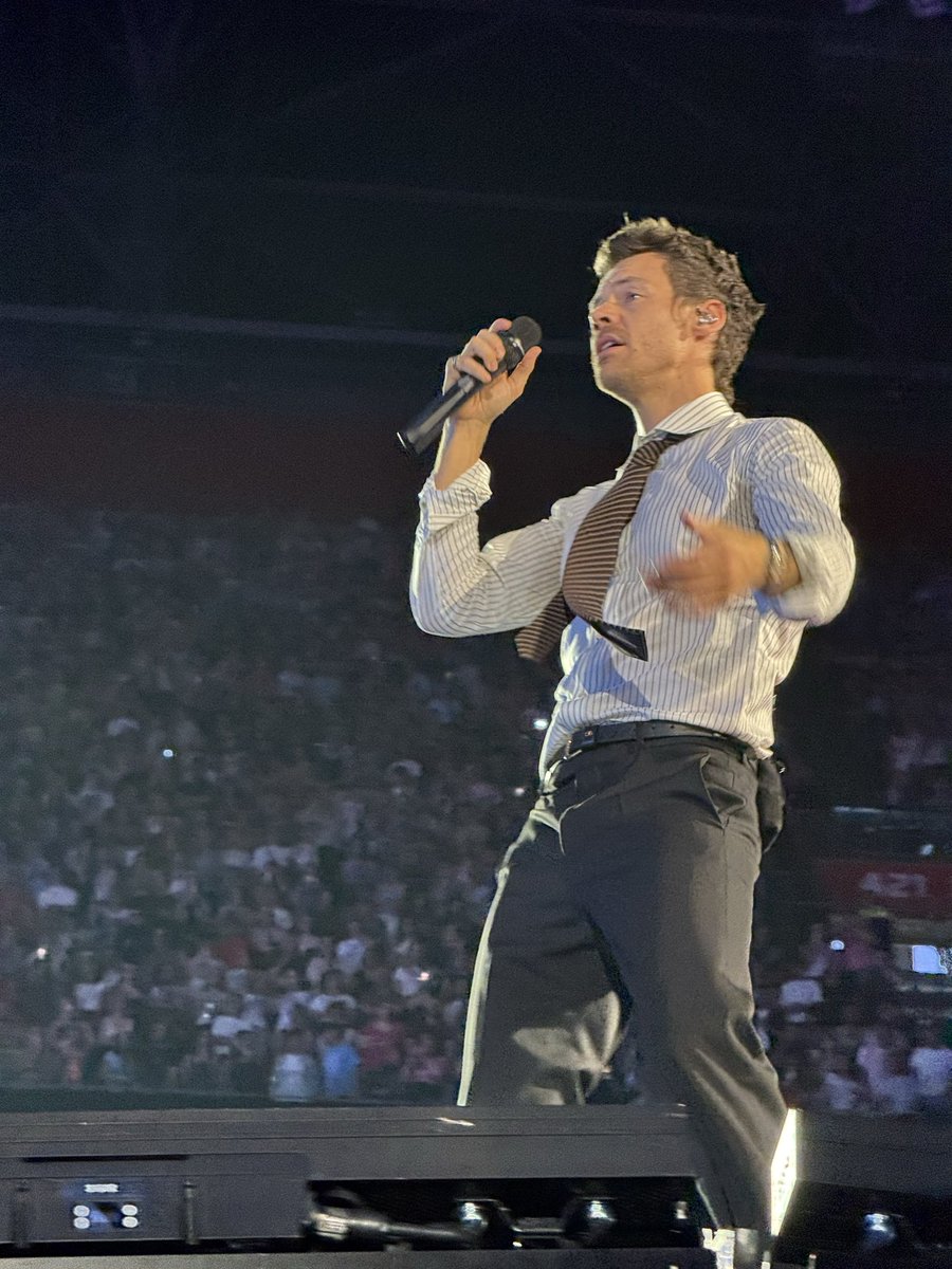 RSheffer_style's tweet photo. It was a night to remember .. #Amsterdamn7 #harrystyles #togethertogethertour https://t.co/5KA5zNnBX5