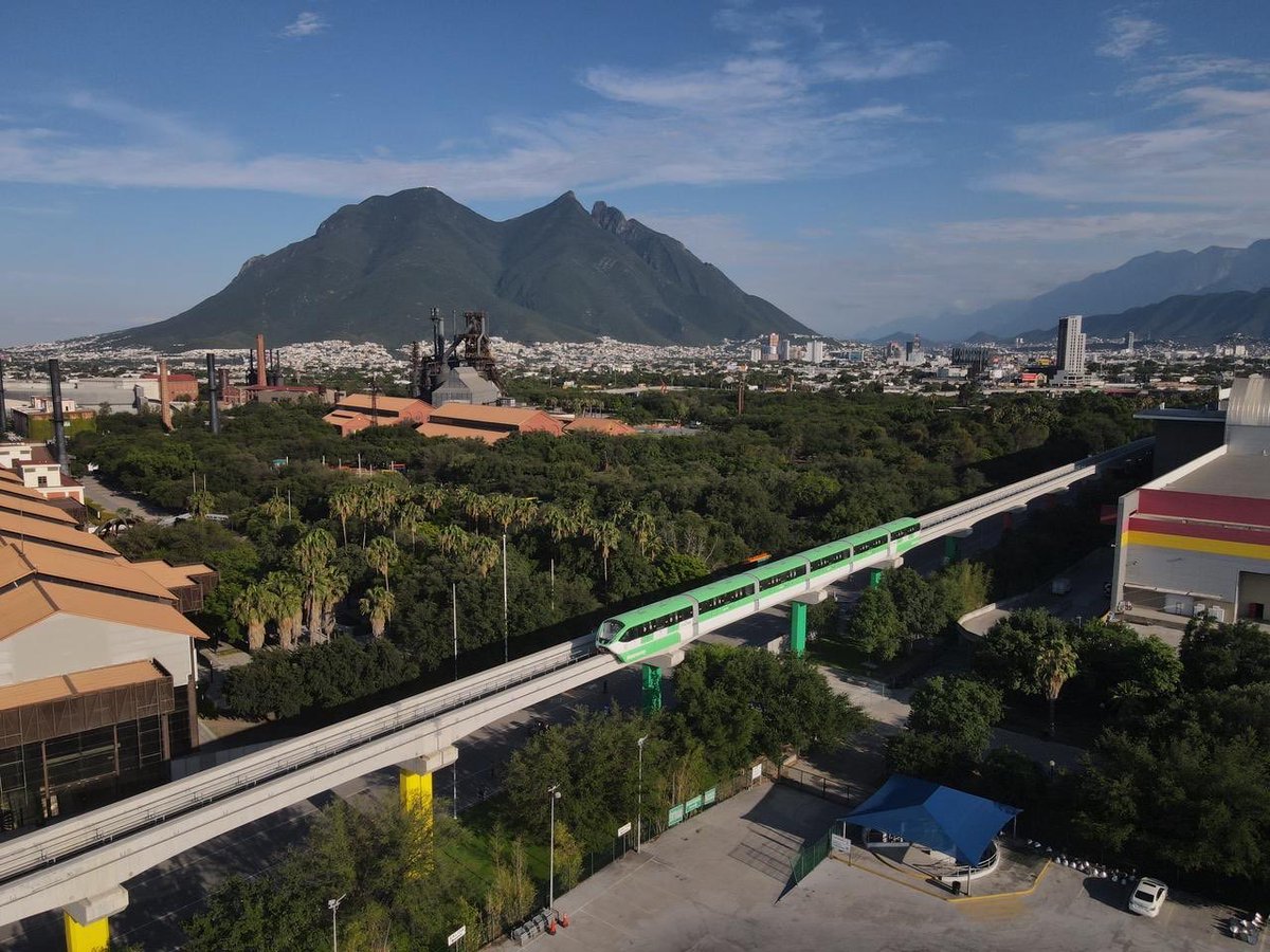 samuel_garcias's tweet photo. QUE CHULADA. El monorriel pasando por arriba de la Línea 1 y por el @parquefundidora con nuestro Cerro de la Silla de fondo.

La movilidad que siempre denimos tener. Te pedimos paciencia, VALDRÁ LA PENA 🚝🦁👊🏻 https://t.co/T9GxFoZ0aY
