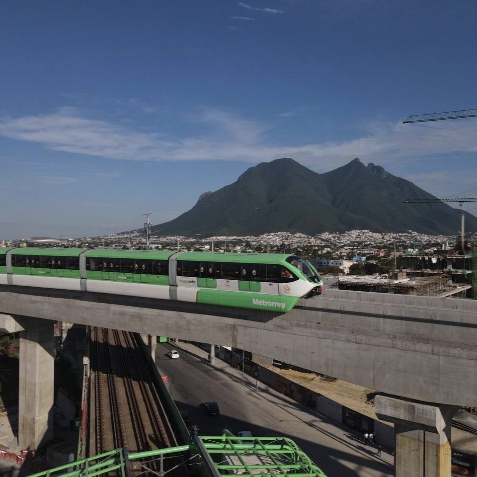 samuel_garcias's tweet photo. QUE CHULADA. El monorriel pasando por arriba de la Línea 1 y por el @parquefundidora con nuestro Cerro de la Silla de fondo.

La movilidad que siempre denimos tener. Te pedimos paciencia, VALDRÁ LA PENA 🚝🦁👊🏻 https://t.co/T9GxFoZ0aY