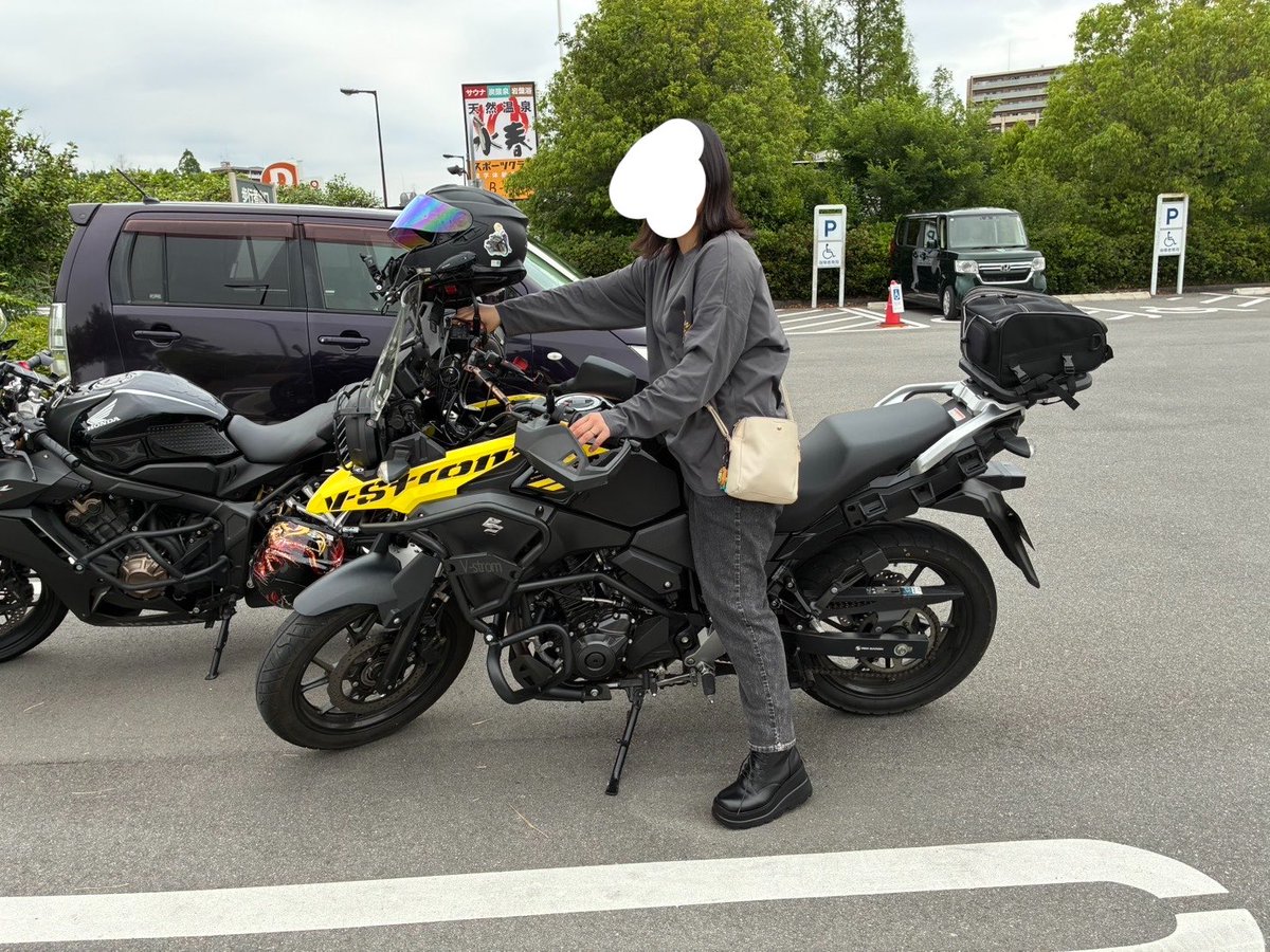 mchbiq's tweet photo. 今回、初Vストローム乗らせてもらって楽しすぎた🥹🥹✨️❕初めてSS以外乗っていい経験なた😸
久々お母さんと走れてめちゃたのしかった
(かばんかけたまま走ってません😸) https://t.co/pCQ2NlKIER