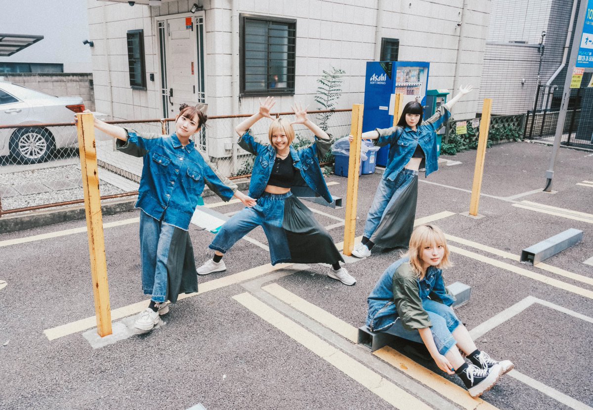 tribu_syo's tweet photo. 【感謝】
改めて5/30(土)西永福JAM『Tribu 10th Anniversary こころ踊る対バン！』
ご来場いただき誠にありがとうございました！
当日現地＆配信でご覧になった方はお分かりかと思いますが無茶苦茶盛り上がりました！！！！
制作者としてはバンド×アイドル企画としてくぴぽ×色々な十字架企画『綺羅綺羅』以来の手応えを感じています🔥

ですので余韻がすごいので調子に乗って今回の企画の経緯を書きたいと思います。笑
まず昨年BABYTANTSという類稀なる双子ユニットに出会い、そのサウンド、歌、熱量に感銘を受け絶対にバンドと対バンさせたいなと考え、ただよくある「バンドセット」ではなく、しっかりとした「バンド」として出てもらいたく、
自分の中で最高に相性の良いと考えていたヒダカさんのバンド「THE STARBEMS」にこの日限定でBABYTANTSとバンドを組んでほしいと頼みそれを快諾いただきました。
次に「対バン方式」のバチバチな企画でと考えた時にすぐGREAT MONKEYSが浮かび、彼女たちに合う、それもちゃんと相乗効果を産みそうなバンドを考えた時に愛すべき町田のPURE POP PUNKバンドまなつに声をかけました！
そうしてバンド×アイドル×バンド×アイドルという化学反応バチバチな構図が完成しました！

個人的に何より嬉しかったのが各出演者のお客さんが自分の推し以外の全出演者のライブでも無茶苦茶盛り上がってくれたのが泣きそうになるほど嬉しかったです！
それは終演後出演者みなさんも口を揃えて言ってましたよ！
やっぱりファンはアーティストの鏡！
ファンを見ればアーティストの本質がわかる！
なのでこの日あの場所にいてくれた全ての人たちは本当に素晴らしい人たちです！
本当にありがとうございました！
またバンド＋アイドル＝スペシャルバンド企画は必ずやりますのでご期待ください🔥

⬇️⬇️⬇️⬇️⬇️⬇️⬇️⬇️⬇️⬇️
もしお時間ある方は配信アーカイブがありますので是非に🙇
https://t.co/v1BY6NmdcN