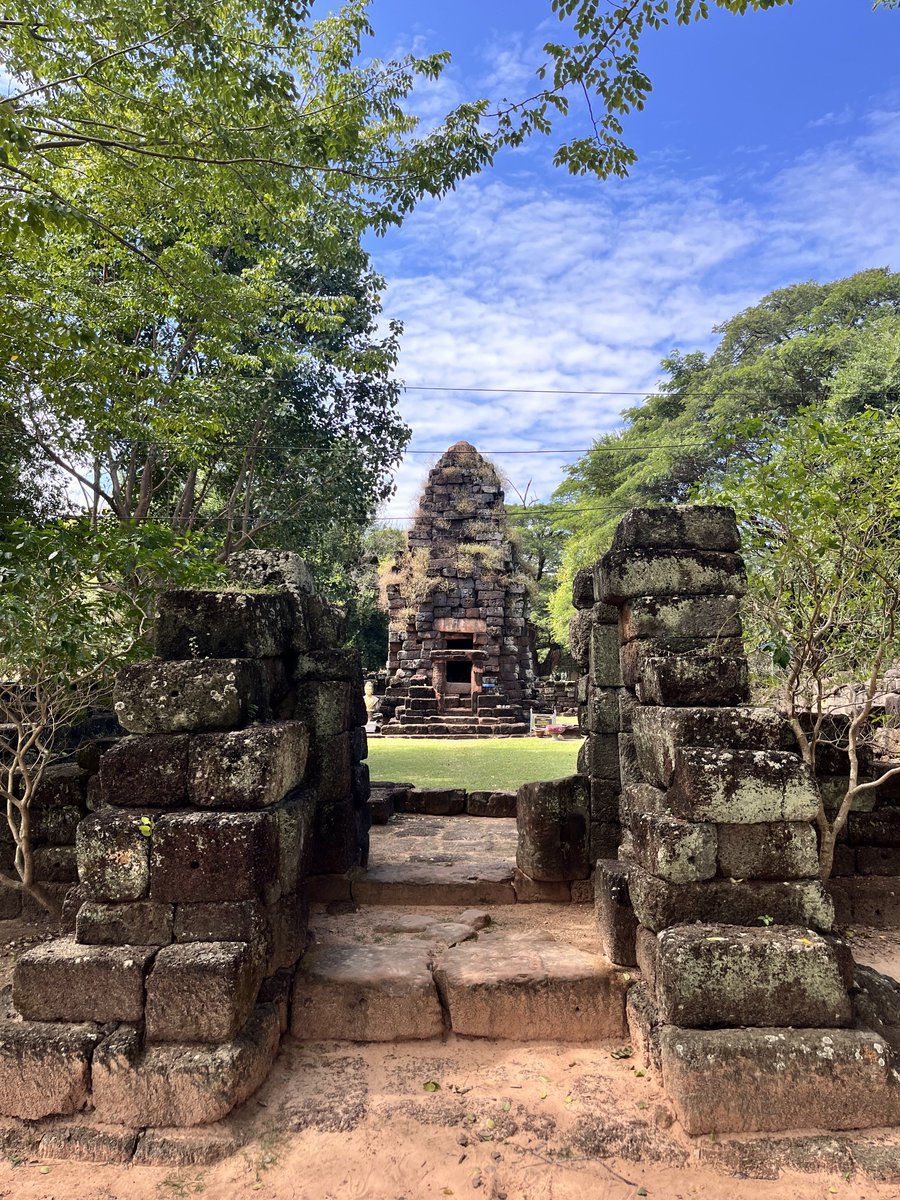 Xanten111's tweet photo. Jayavarman VII’s arogayasalas (อโรคยศาลา). Jayavarman VII was one of Angkor’s greatest Kings. The pictures are from Wat Phrang Ku in Mahasarakham, one of the more than 100 hospitals/rest-houses build during his reign.
#Angkorian #Khmer #arogayasala #Isan #history #Thailand https://t.co/T6xU9o2fFc