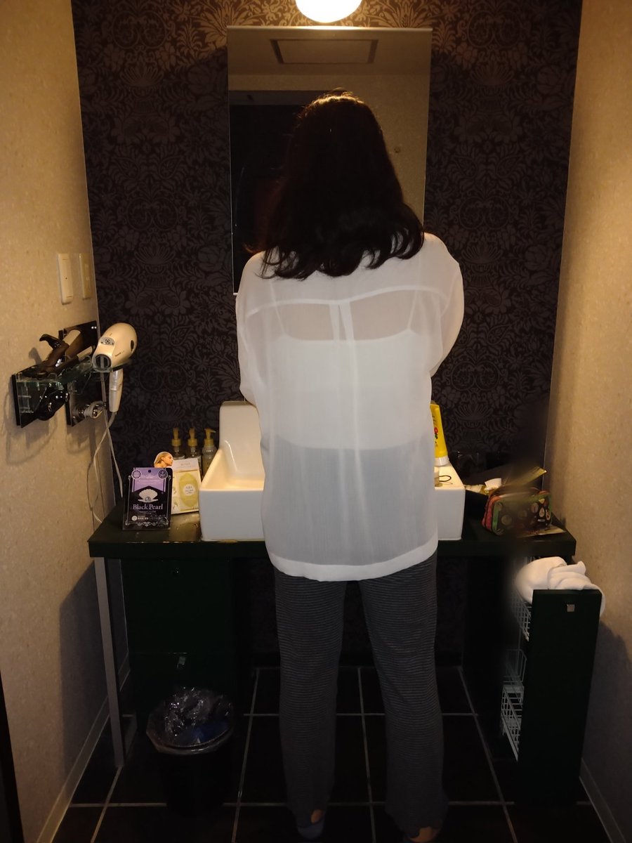 coltwife's tweet photo. 今日は夫婦で観光地へ。妻はシアートップス姿です。たくさん見られてほしい。 https://t.co/NKPrsA4bC8