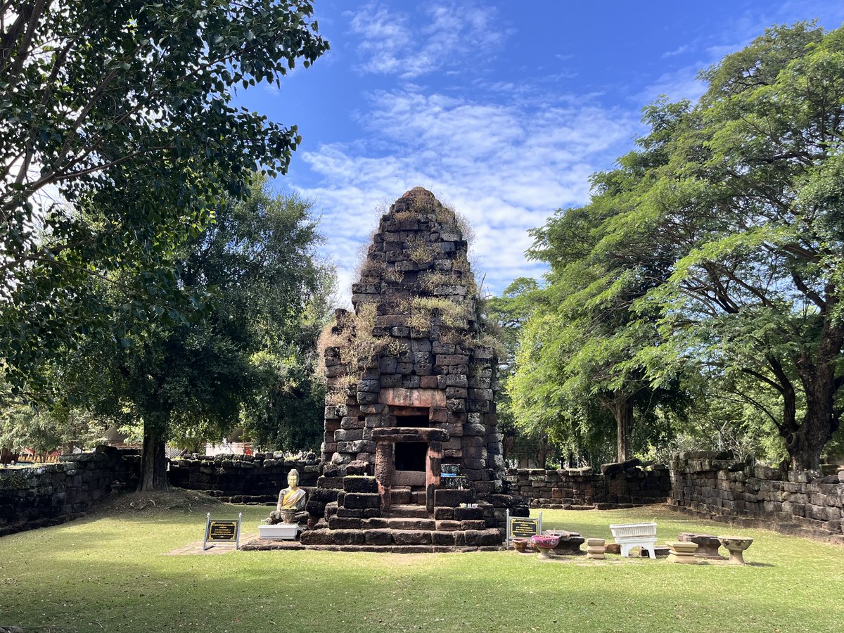 Xanten111's tweet photo. Jayavarman VII’s arogayasalas (อโรคยศาลา). Jayavarman VII was one of Angkor’s greatest Kings. The pictures are from Wat Phrang Ku in Mahasarakham, one of the more than 100 hospitals/rest-houses build during his reign.
#Angkorian #Khmer #arogayasala #Isan #history #Thailand https://t.co/T6xU9o2fFc