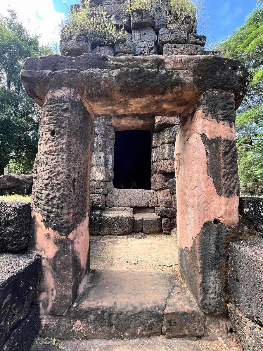 Xanten111's tweet photo. Jayavarman VII’s arogayasalas (อโรคยศาลา). Jayavarman VII was one of Angkor’s greatest Kings. The pictures are from Wat Phrang Ku in Mahasarakham, one of the more than 100 hospitals/rest-houses build during his reign.
#Angkorian #Khmer #arogayasala #Isan #history #Thailand https://t.co/T6xU9o2fFc
