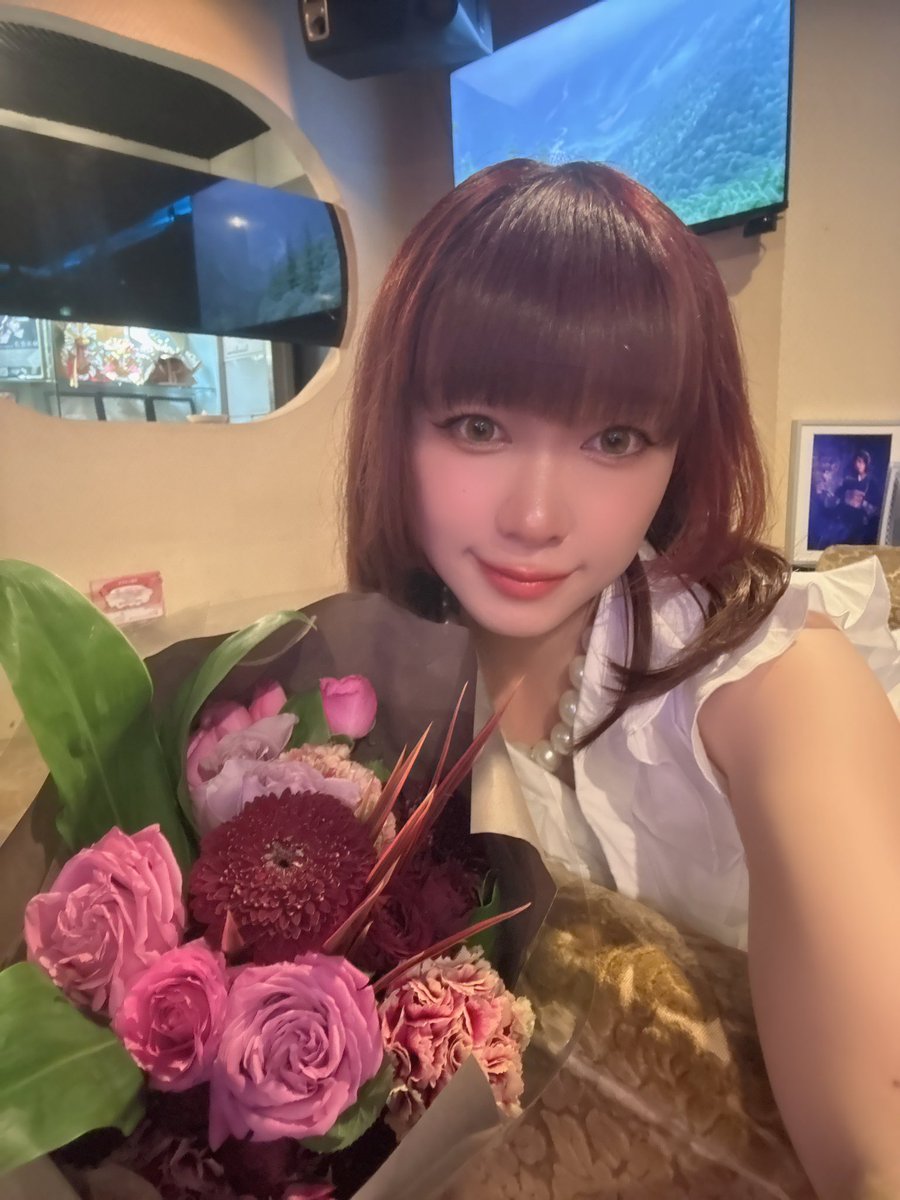 vress_kanon's tweet photo. おはようございます！
ついに6月になりましたね。

5月は色んなことがありました。
ワンマンライブして、声帯炎になって、そして沢山のお祝い事があって💐

どれもすっごく楽しい思い出！

さぁ、6月は私の周年月です。
まずは6/14に復活祭✨

ライブ復帰はそこを見てから決めるみたいなので、それ以降のイベントは決まってないですが、精一杯頑張ります♡

お楽しみに！！！