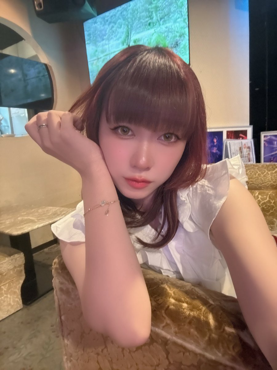 vress_kanon's tweet photo. おはようございます！
ついに6月になりましたね。

5月は色んなことがありました。
ワンマンライブして、声帯炎になって、そして沢山のお祝い事があって💐

どれもすっごく楽しい思い出！

さぁ、6月は私の周年月です。
まずは6/14に復活祭✨

ライブ復帰はそこを見てから決めるみたいなので、それ以降のイベントは決まってないですが、精一杯頑張ります♡

お楽しみに！！！