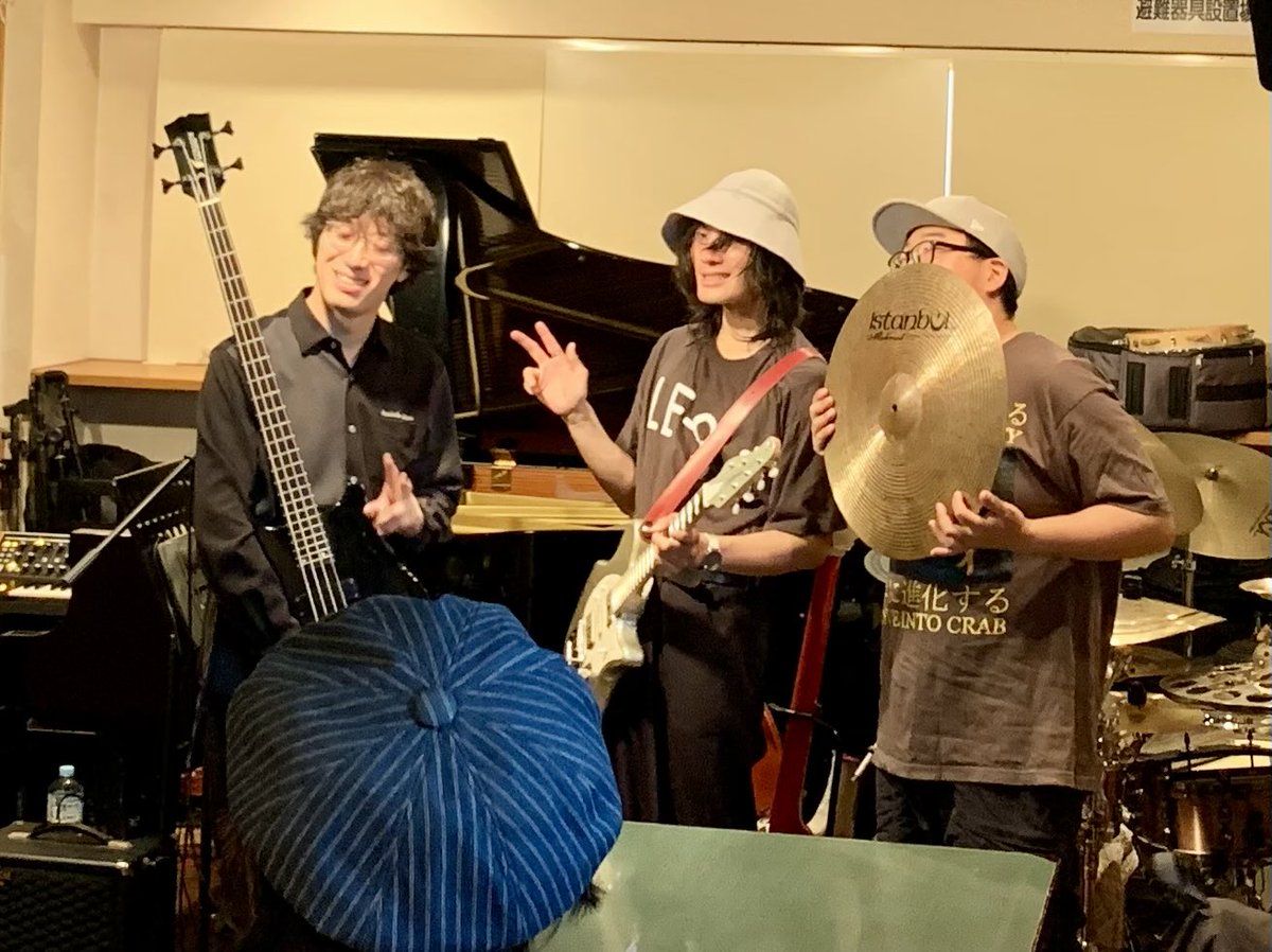 mi8mo10taka4's tweet photo. 昨日も田中の世界を観に大泉学園inFへ。良質な飲み会を演奏後の撮影タイム。「インプロ」が苦手な人にもオススメしたい。 https://t.co/WMVAnIUgvC