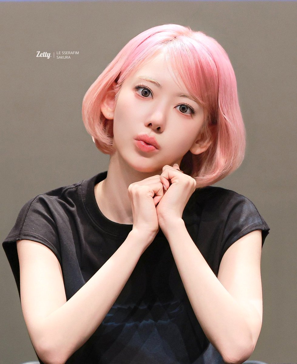 chaeizm's tweet photo. i can’t decide if i like the pink bob or the extensions more https://t.co/YxdBrHgJLR
