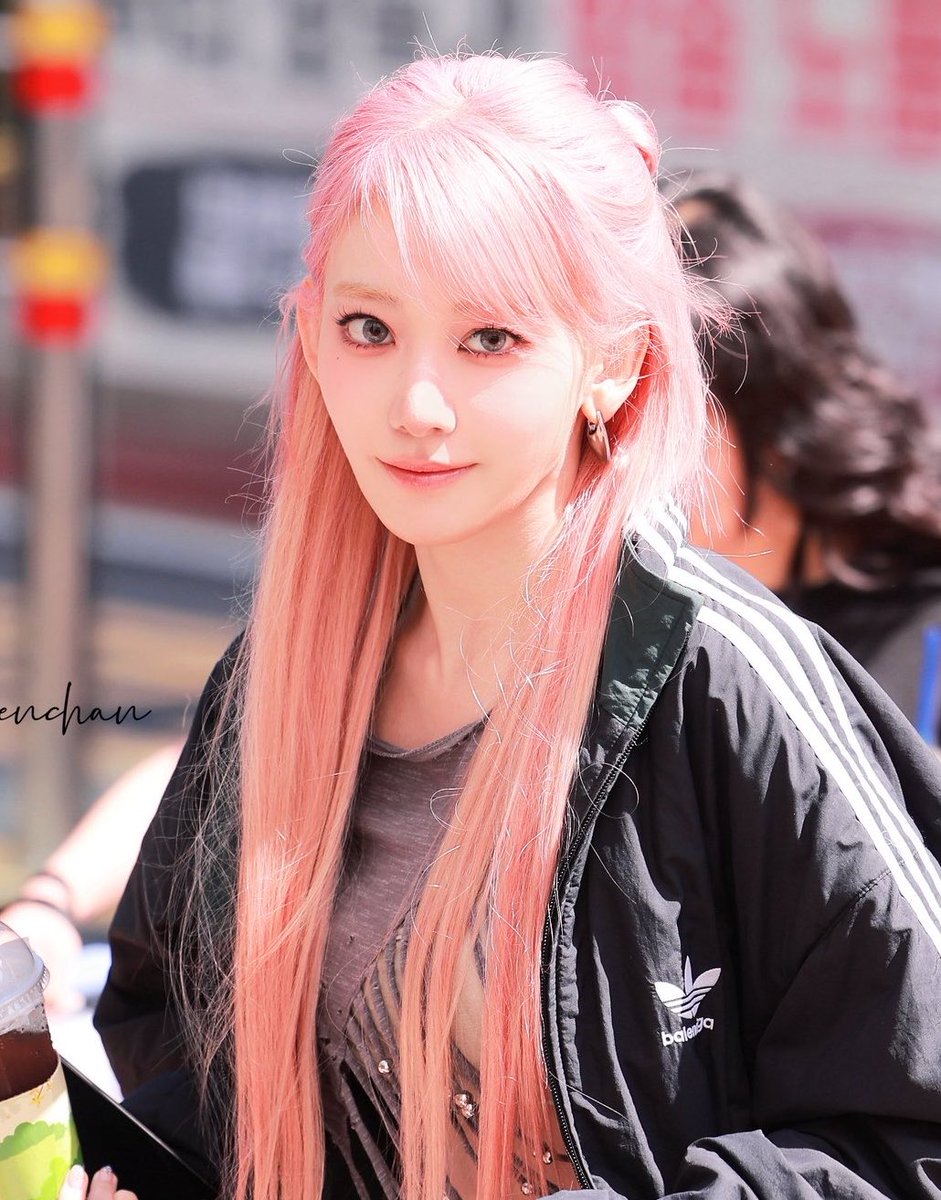 chaeizm's tweet photo. i can’t decide if i like the pink bob or the extensions more https://t.co/YxdBrHgJLR