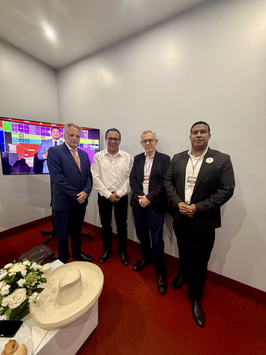 RobertoSanchP's tweet photo. 𝐃𝐄𝐁𝐀𝐓𝐄 𝐏𝐑𝐄𝐒𝐈𝐃𝐄𝐍𝐂𝐈𝐀𝐋 | Esta noche estoy junto a nuestro equipo técnico, con propuestas claras y el compromiso firme de construir un nuevo rumbo para el Perú.
Estamos preparados para defender con seriedad y convicción las ideas que el país necesita: justicia social, desarrollo y un futuro con dignidad para nuestro pueblo. 🇵🇪

#JuntosPorElPerú #RobertoSanchezPresidente2026 #EsperanzaYCambio #DebatePresidencial2026 #JNE