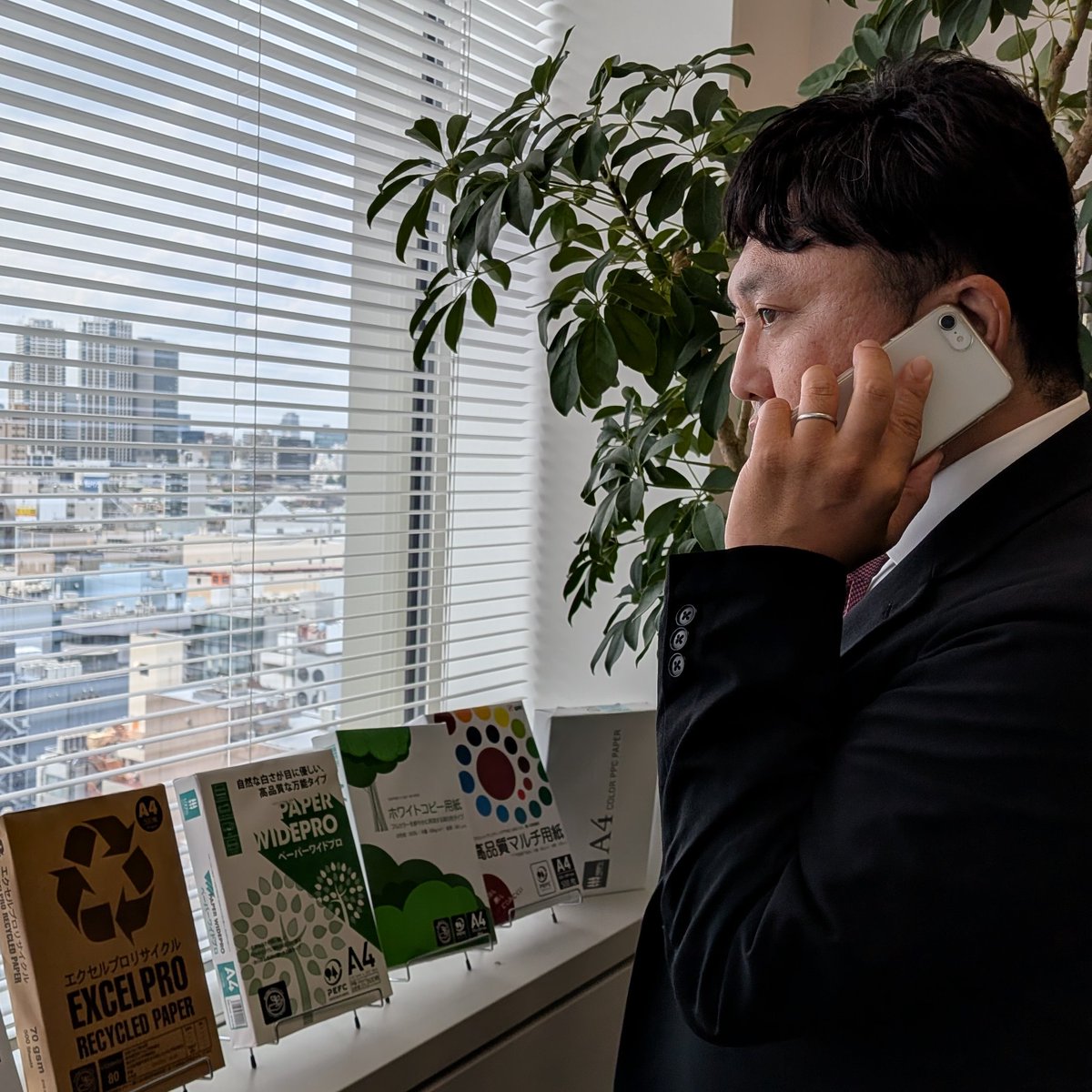 AsiaPulpPaperJP's tweet photo. APP社員の１日をご紹介★ #営業 担当はお客様からのお問合せにもすぐに対応✨外出先でも社内でも、どこにいても電話やメールを常にチェックです📲

#社員紹介 
#会社員の1日 
#其の二 https://t.co/VQ2i8p5QD1