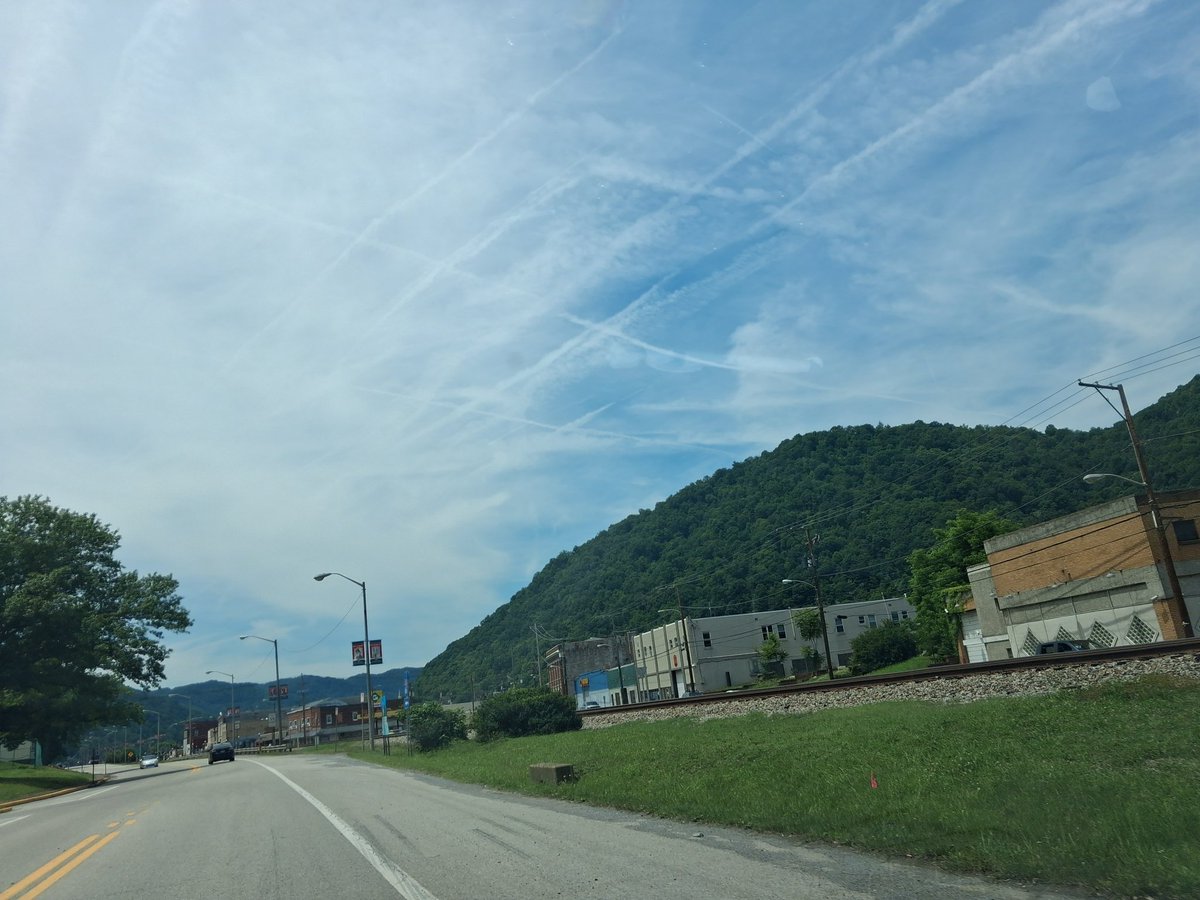 WV_Skywatcher's tweet photo. Montgomery Wv 1:45pm. What a nice grid pattern they have on the edge of the blowout of chemtrails. Making sure they were blocking out the sun and where it was going. Hey , who controls the weather controls the world! ๐คข๐คฎ #wedonotconsent #blockthesun #geoengineering #poisonsky https://t.co/MbfLQHLd8Z