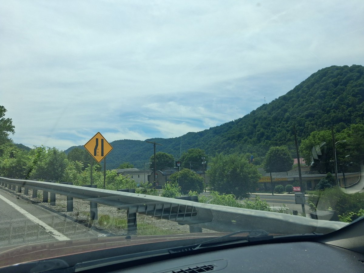 WV_Skywatcher's tweet photo. Montgomery Wv 1:45pm. What a nice grid pattern they have on the edge of the blowout of chemtrails. Making sure they were blocking out the sun and where it was going. Hey , who controls the weather controls the world! ๐คข๐คฎ #wedonotconsent #blockthesun #geoengineering #poisonsky https://t.co/MbfLQHLd8Z