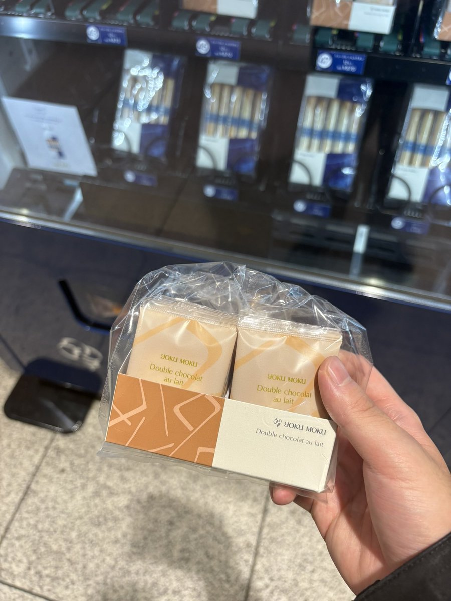 liz_ei's tweet photo. ヨックモック自販機で買えるのびっくりして買ってしまったやつ
(シガールもあったけど気分はラングドシャでした🤪) https://t.co/8jJ2xrUPrU