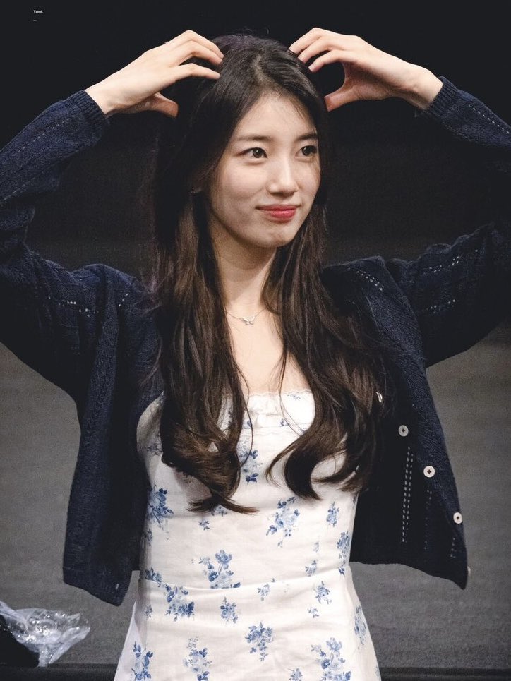 filmrosiee's tweet photo. why i think rosé and suzy are a couple, a thread https://t.co/CbpCYUfTim