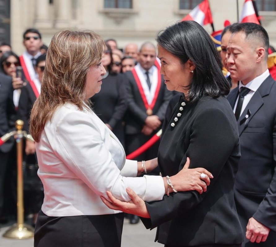 Pallariforme12's tweet photo. Si Keiko gana, Dina Boluarte jamás será investigada y juzgada por las masacres que dirigió en su calidad de presidenta.
No le demos más poder al poder. Por las víctimas del neoliberalismo de los noventa y las de los 2022-2023, vota por JP. Vota por Roberto Sánchez. https://t.co/giYt8nOQCD
