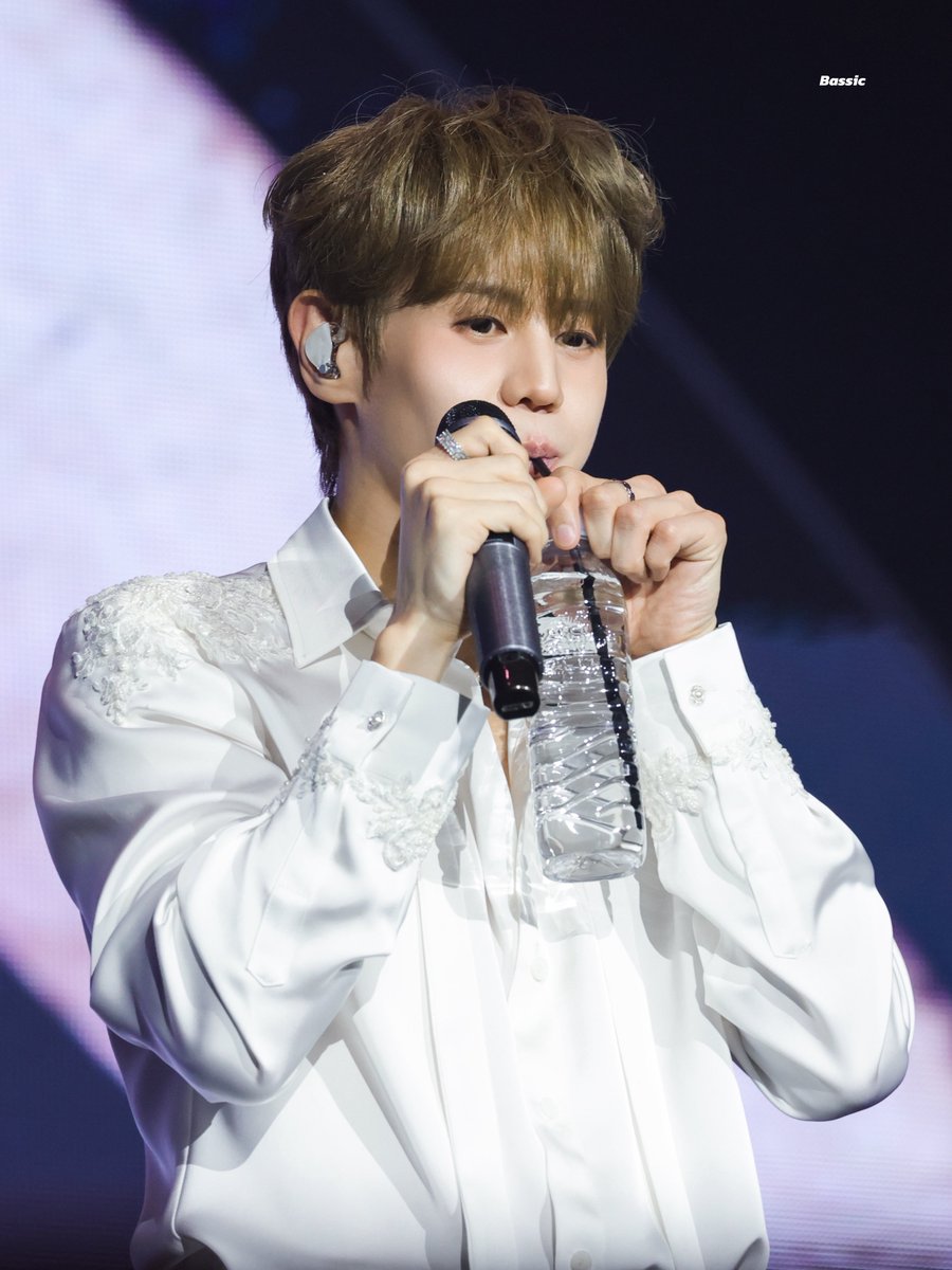 bassic105's tweet photo. 260530 < Fade In > in SEOUL DAY 1

참 귀여운 생명채....

#양요섭 https://t.co/LxfelIzt9X