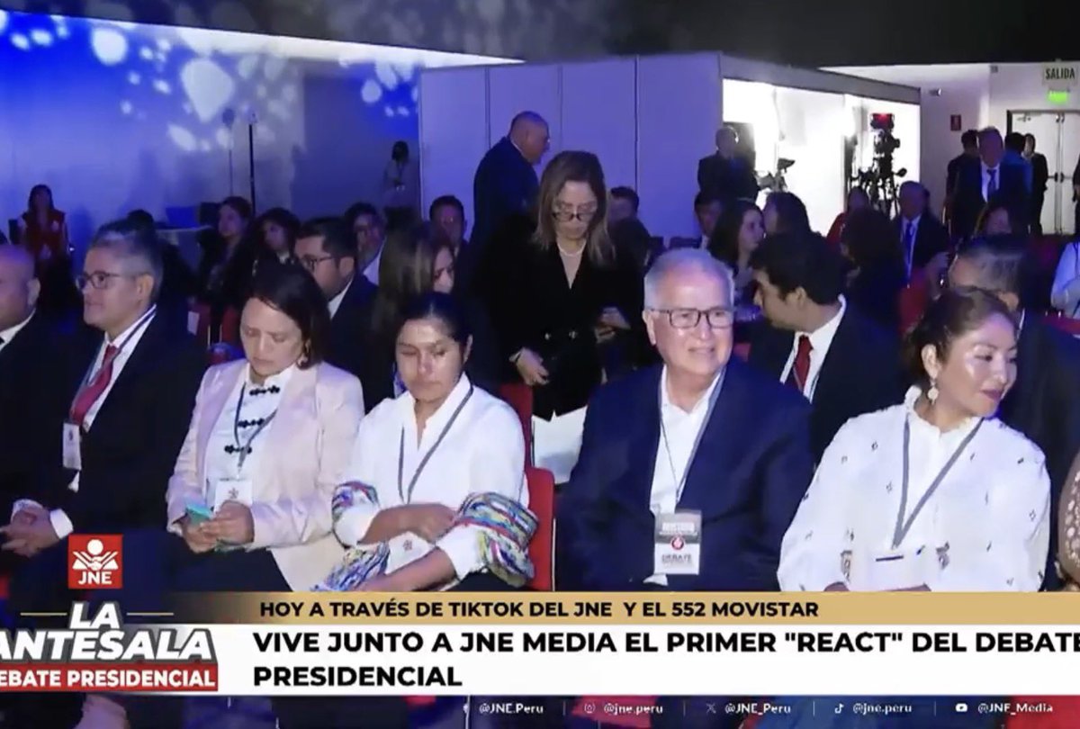 OmarCoca_'s tweet photo. #Ahora Rafael #Belaunde se #une al equipo técnico del #Fujimorismo (al igual que el 2021) y es captado junto a #GiullianaLoza. Del otro lado, #LopezChau junto a #JoseDomingoPerez en el equipo técnico de #RobertoSanchez. 

Contraste vital para los indecisos #Debate2026 https://t.co/zATHXb81oN