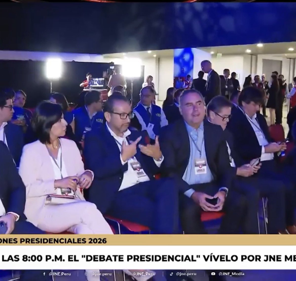 OmarCoca_'s tweet photo. #Ahora Rafael #Belaunde se #une al equipo técnico del #Fujimorismo (al igual que el 2021) y es captado junto a #GiullianaLoza. Del otro lado, #LopezChau junto a #JoseDomingoPerez en el equipo técnico de #RobertoSanchez. 

Contraste vital para los indecisos #Debate2026 https://t.co/zATHXb81oN
