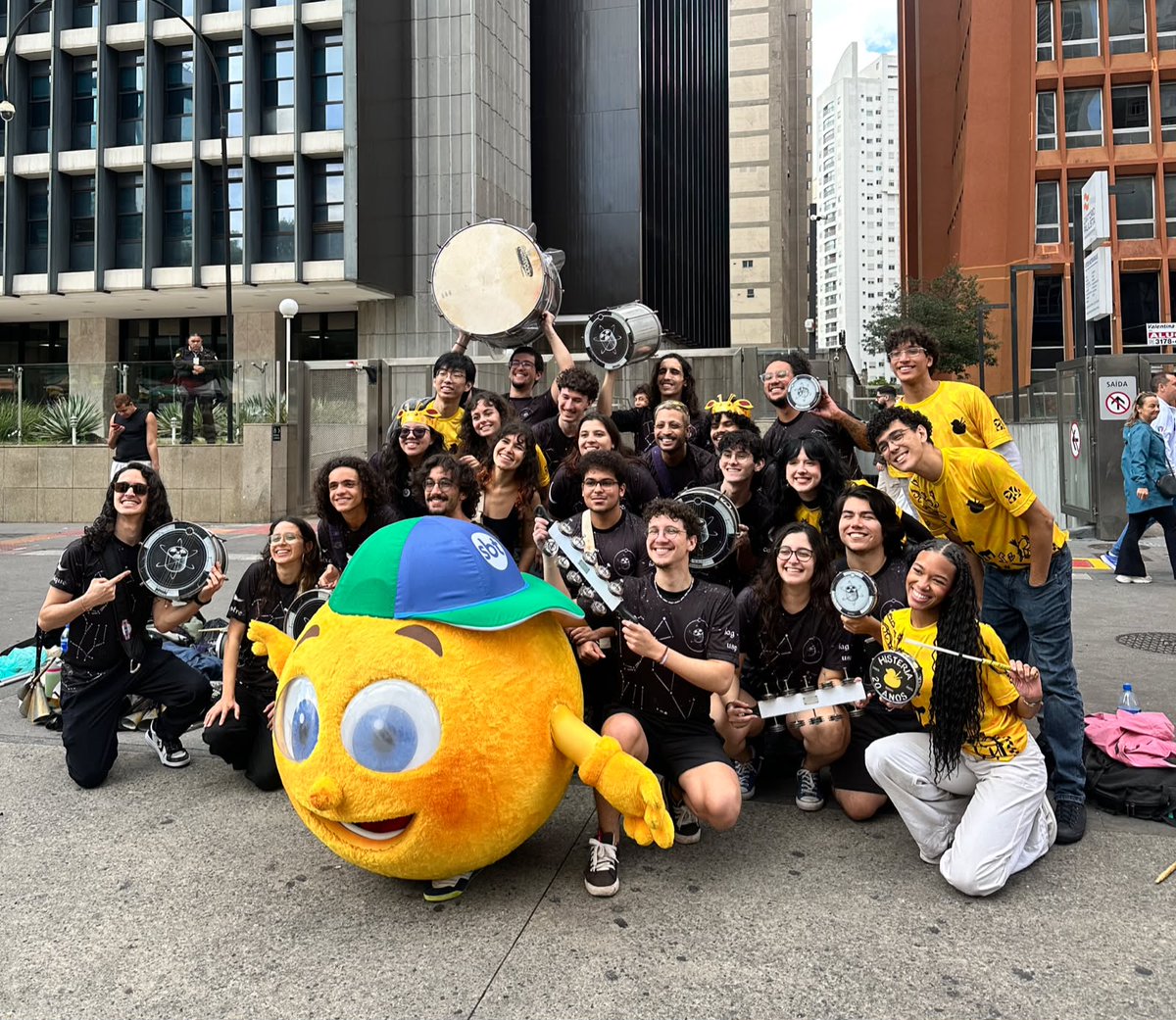 dholavall's tweet photo. Não é que o SBT vai mostrar a Copa do Mundo, o SBT TÁ VIVENDO A COPA DO MUNDO! 

Amarelinho na Paulista sambando hoje https://t.co/lM7oLtlkBs