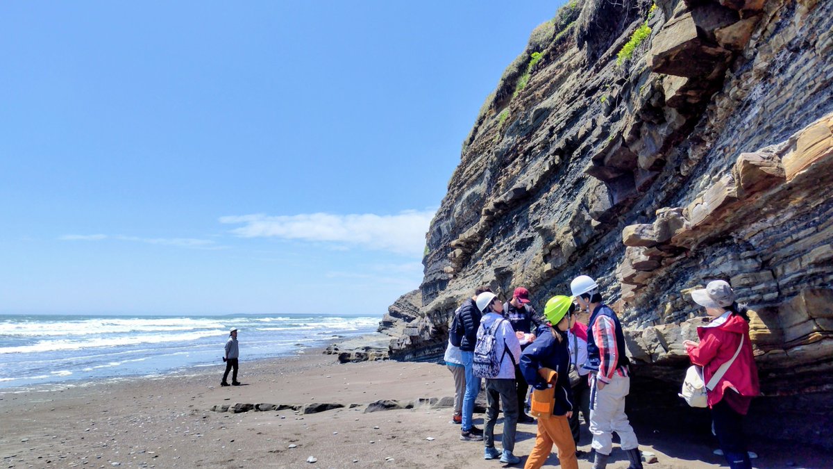JpGUInternation's tweet photo. 🌏⛰️JpGU-AGU 2026 Fieldtrip to Eastern Hokkaido (Paleo-Kuril Arc)
1: Participants exploring the movements of the ancient seafloor at an outcrop of the Akkeshi Formation, in Hamanaka Town.
2: We enjoyed a beautiful and warm weather in Hokkaido during our fieldtrip!

#JpGU #AGU https://t.co/xy4VVNObCT