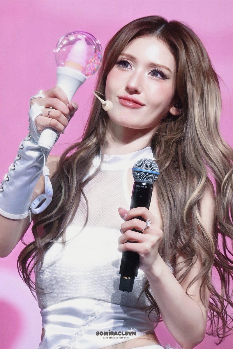 SomiracleVN's tweet photo. 260531 IOI LOOP DAY 3

💕

#전소미 #JEONSOMI #아이오아이 #IOI https://t.co/gjLt9ldSaR