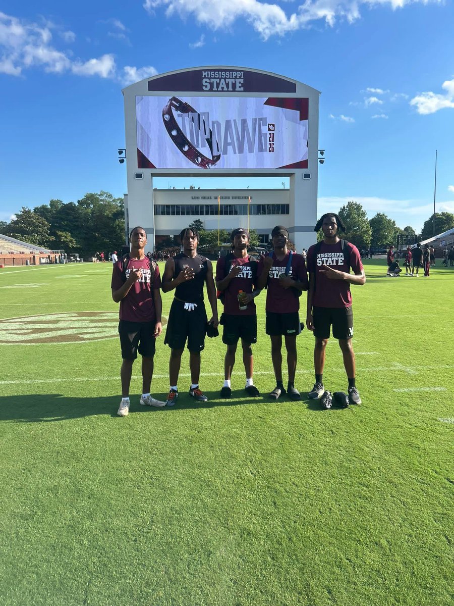 CoachLacey24's tweet photo. @gleesedru  @Jaylensmith724 @wallysscurry4  @LandonPrentiss6 @5CorbinWalker 

#GREEDY🐊

@VHSGatorFB https://t.co/PvVD4VZESC