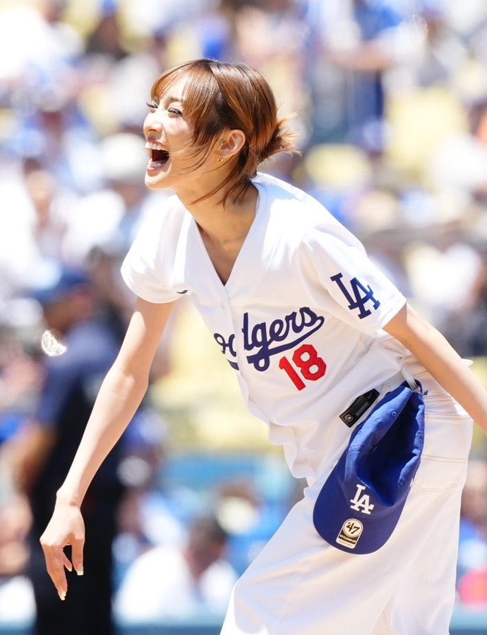 latenightxoshow's tweet photo. XG member’s wide, joyful smile w/ two sunny photos from a Dodgers baseball stadium event. https://t.co/AOUmBn3fUB